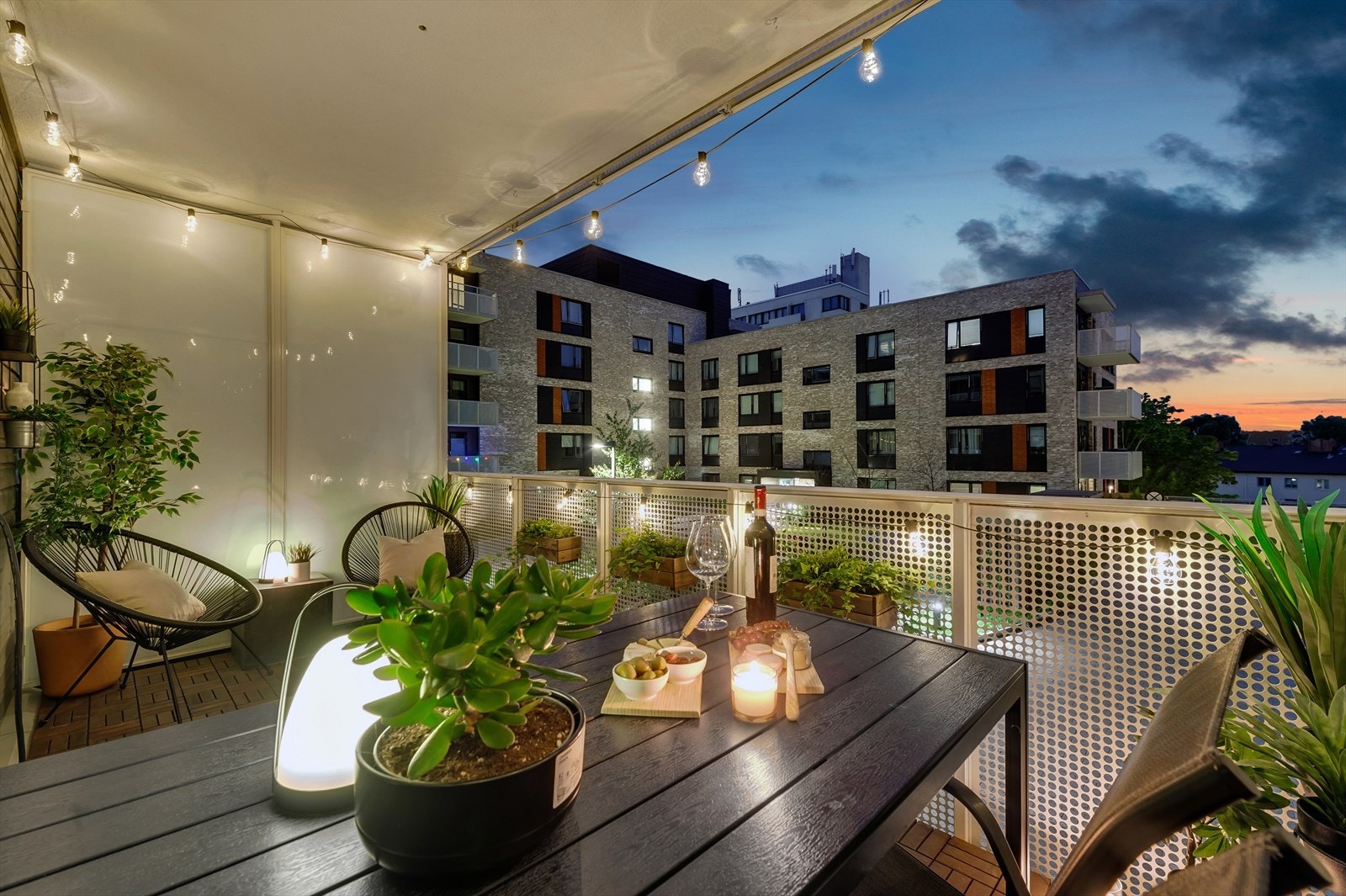 Lekker, lys og gjennomgående 3-roms i 2.etasje med heisadkomst og solrik balkong. Galleribilde