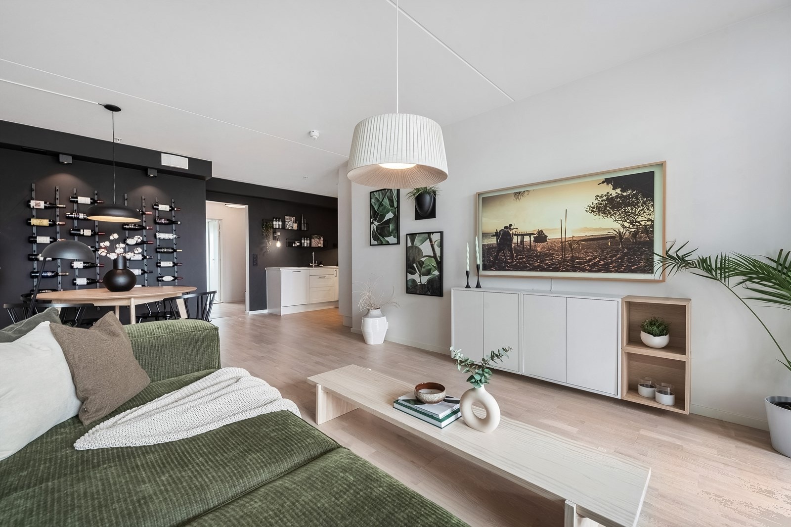 Kjøkken og stue har en delvis åpen løsning som gir en svært god romfølelse i leiligheten. Galleribilde