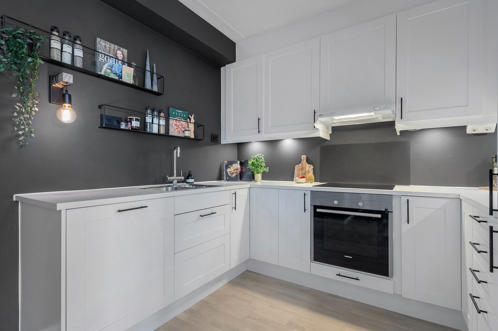 Hvitevarer fra Simens. Det er integrert kjøl/fryseskap, oppvaskmaskin, stekeovn og platetopp med induksjon. Galleribilde