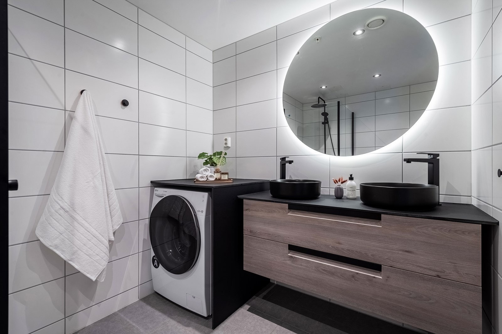 Delikat baderom med varmekabler og opplegg for vaskemaskin. Galleribilde