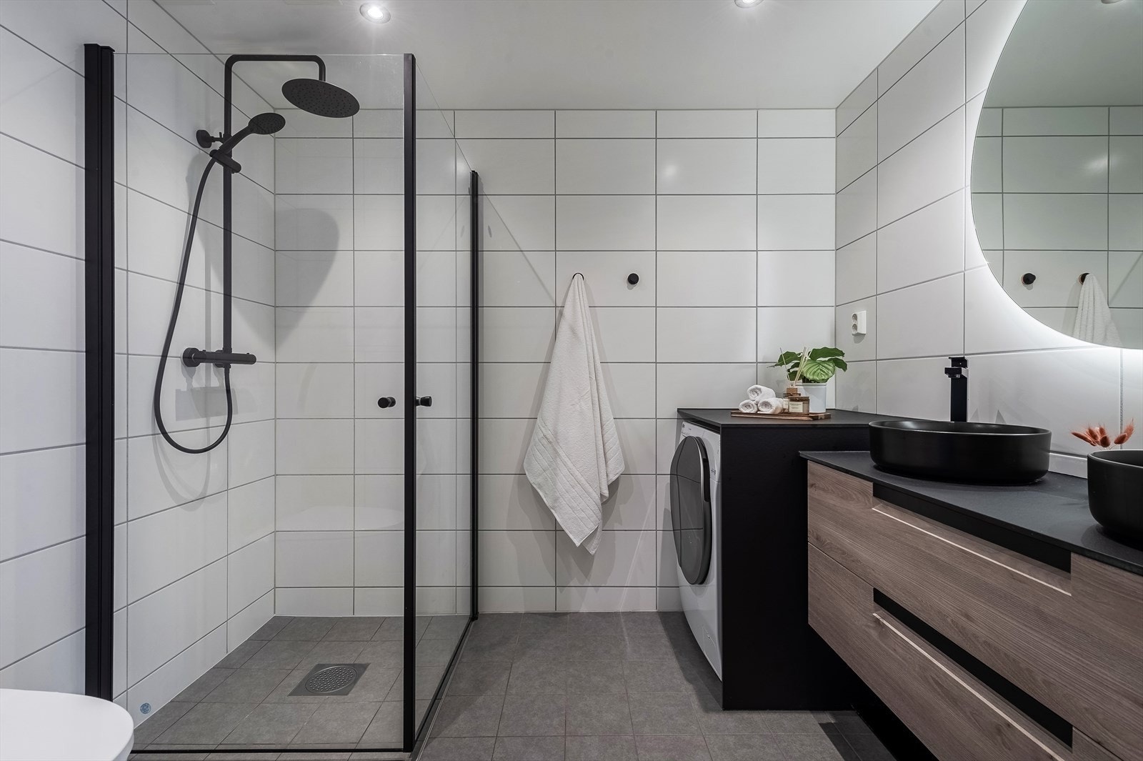 Baderommet består av servant med innredning, vegghengt wc og dusjnisje med glassvegg. Galleribilde