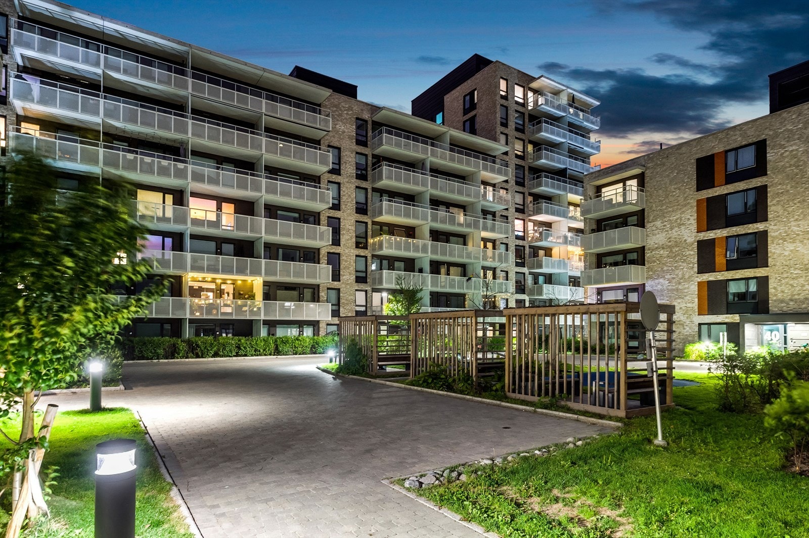 Pent opparbeidet uteområde som er godt belyst på kveldstid Galleribilde