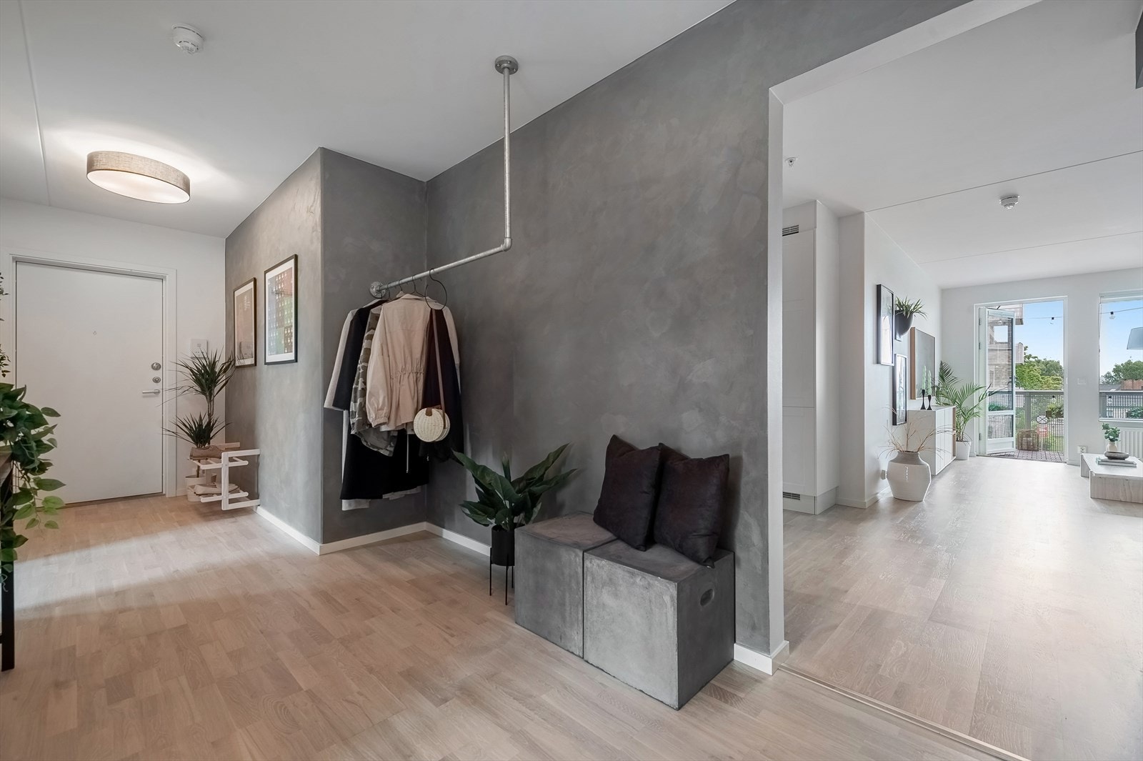 Lys og flott entrè med direkte adkomst til alle rommen i leiligheten. Galleribilde