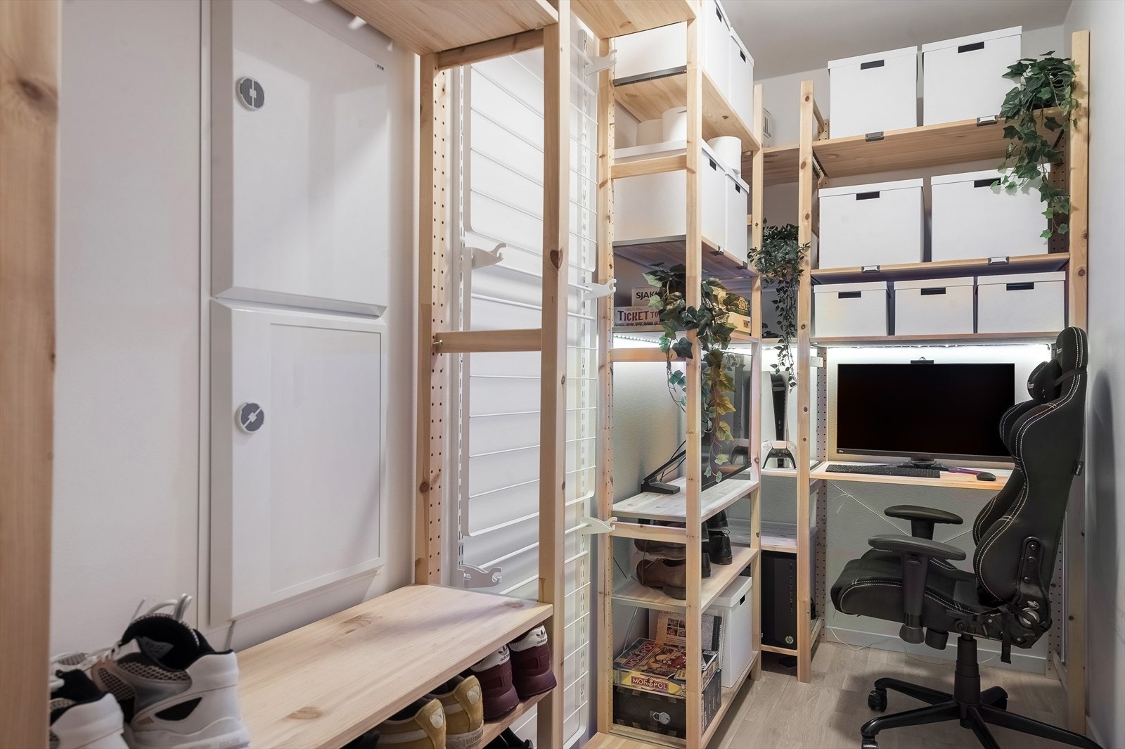 Praktisk bod med inngang fra entrè. Her har selger valgt å innrede som kontor. Galleribilde