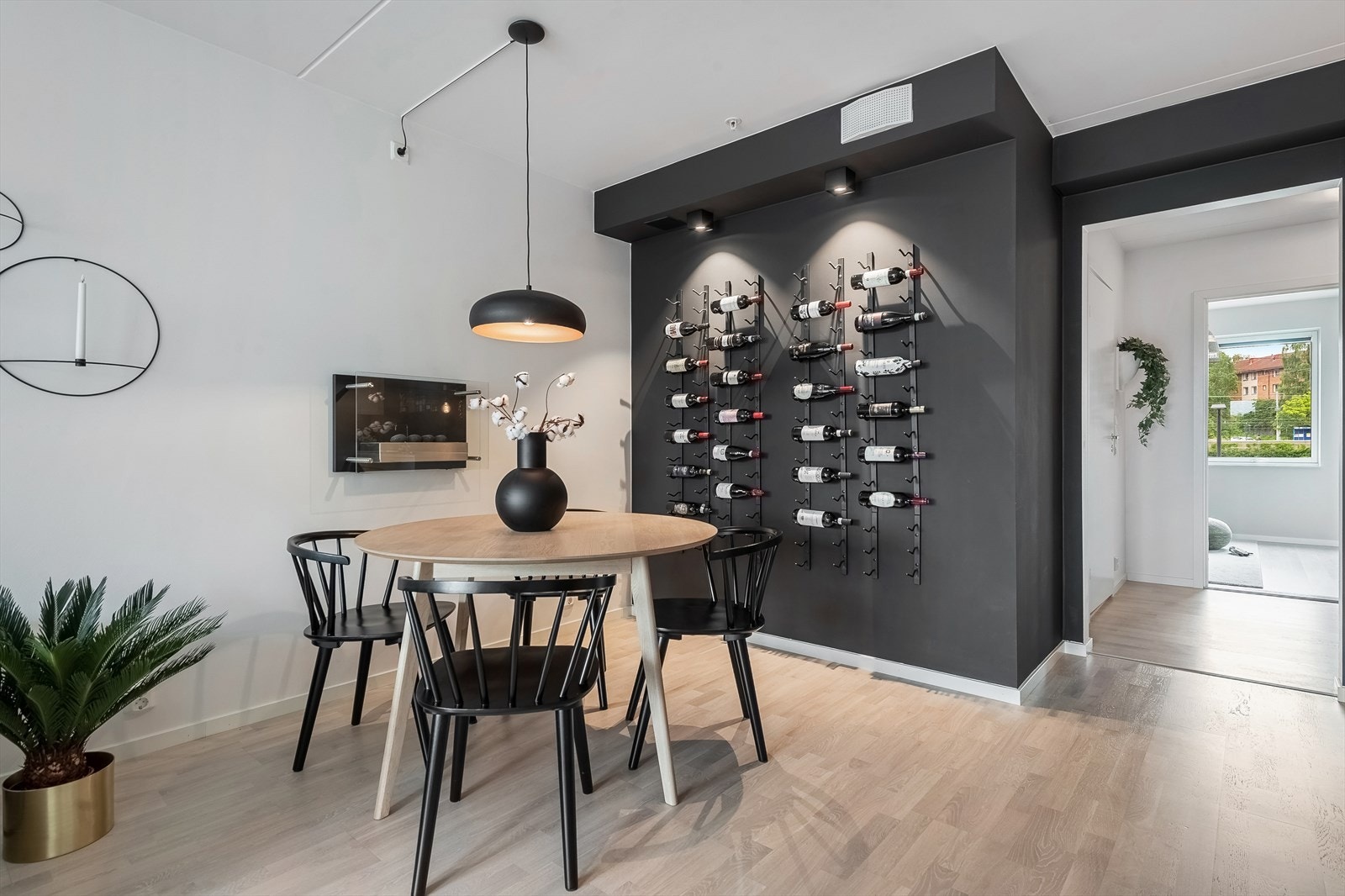 Herlig hjørne med biopeis og praktisk vinhylle (medfølger). Galleribilde