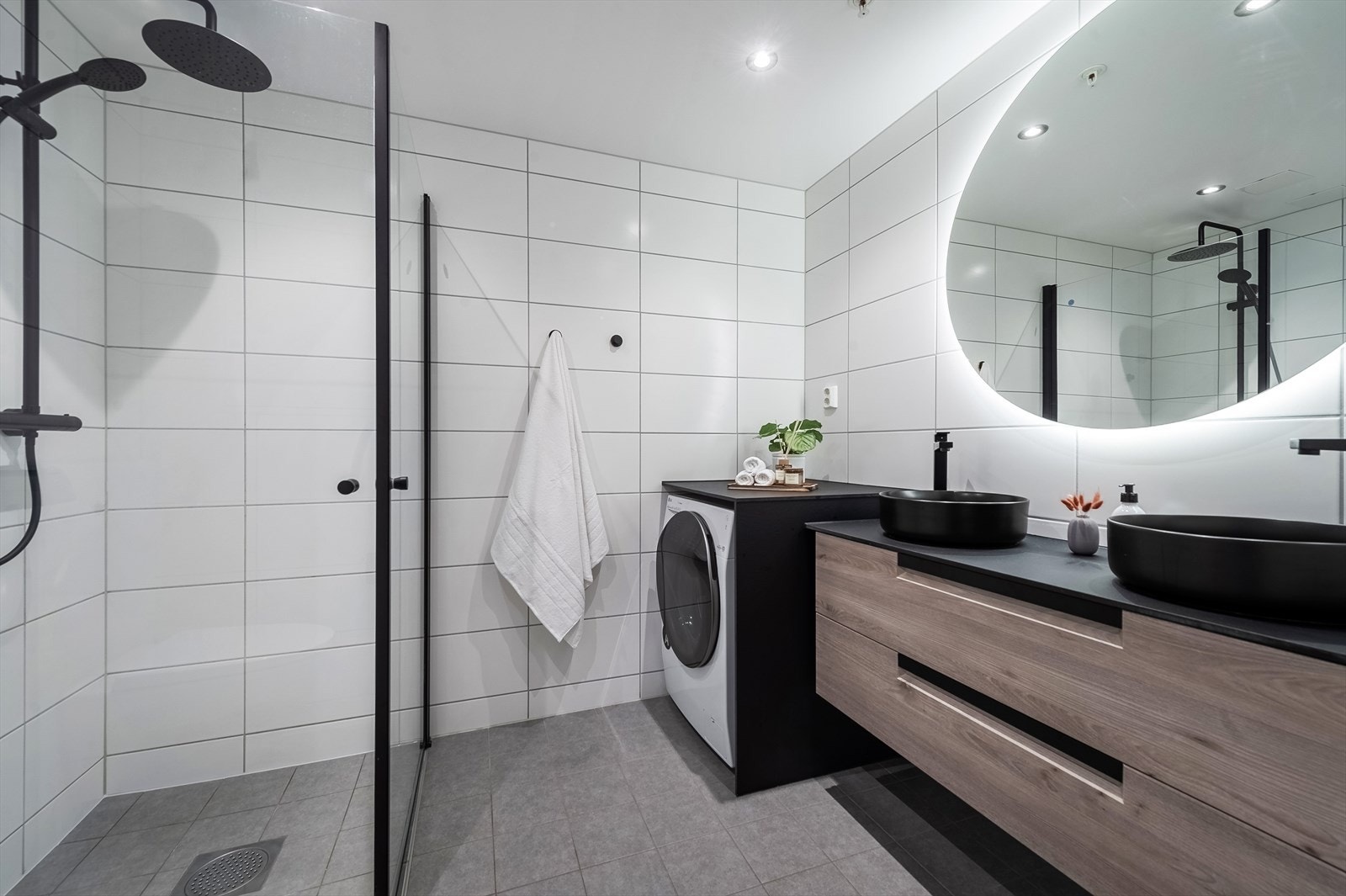 Baderommet har fliser på gulv og vegg. Det er malte plater og downlights i himling. Galleribilde