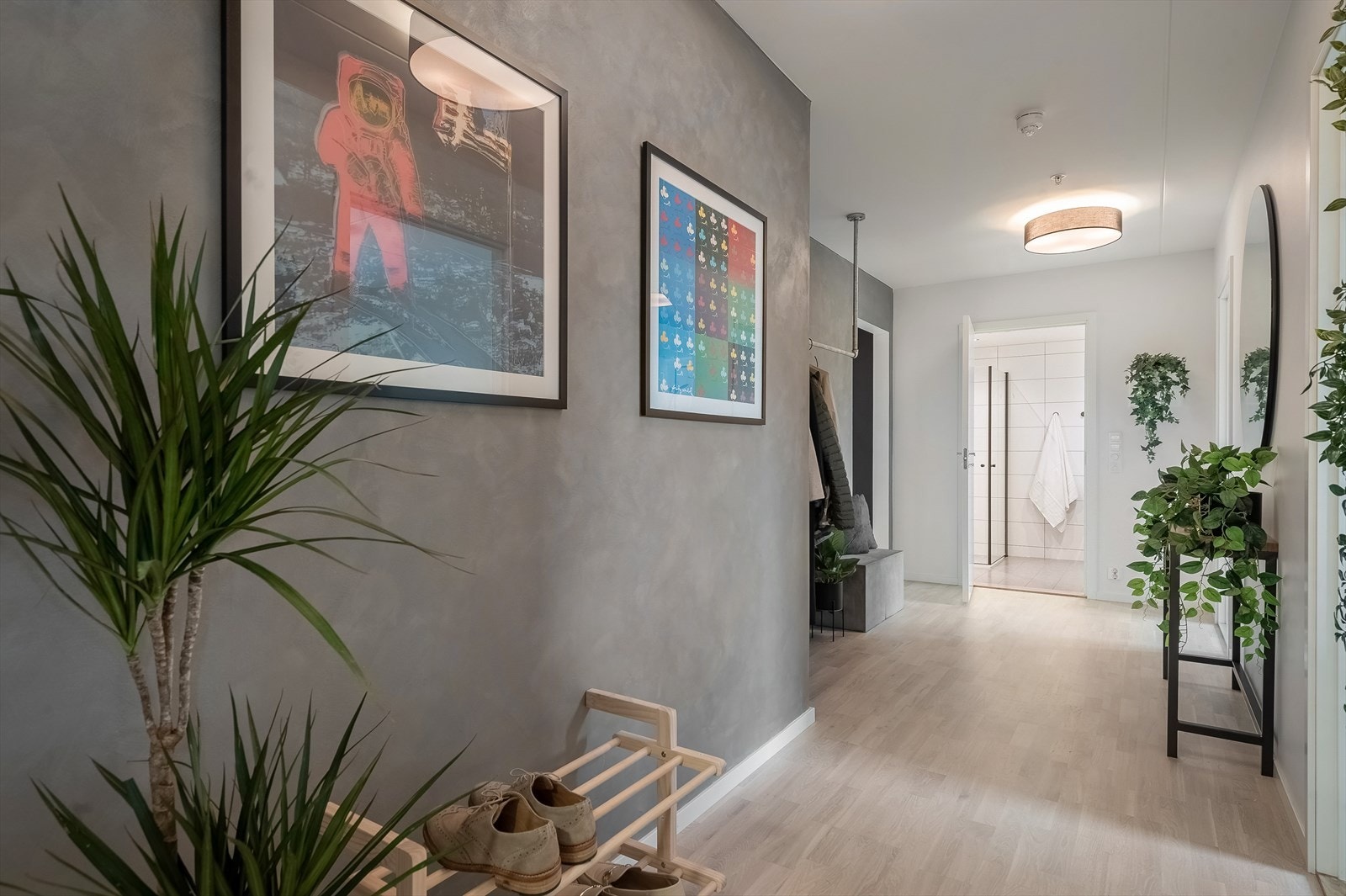 I entrè har du gode muligheter til å henge fra deg yttertøy. Det medfølger i tillegg en kjellerbod på ca. 5,4 kvm. Galleribilde