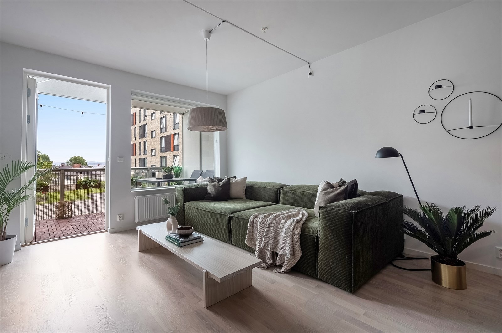 Leiligheten fremstår som meget tidsriktig. Det er lagt lys parkett på alle gulvene. Galleribilde