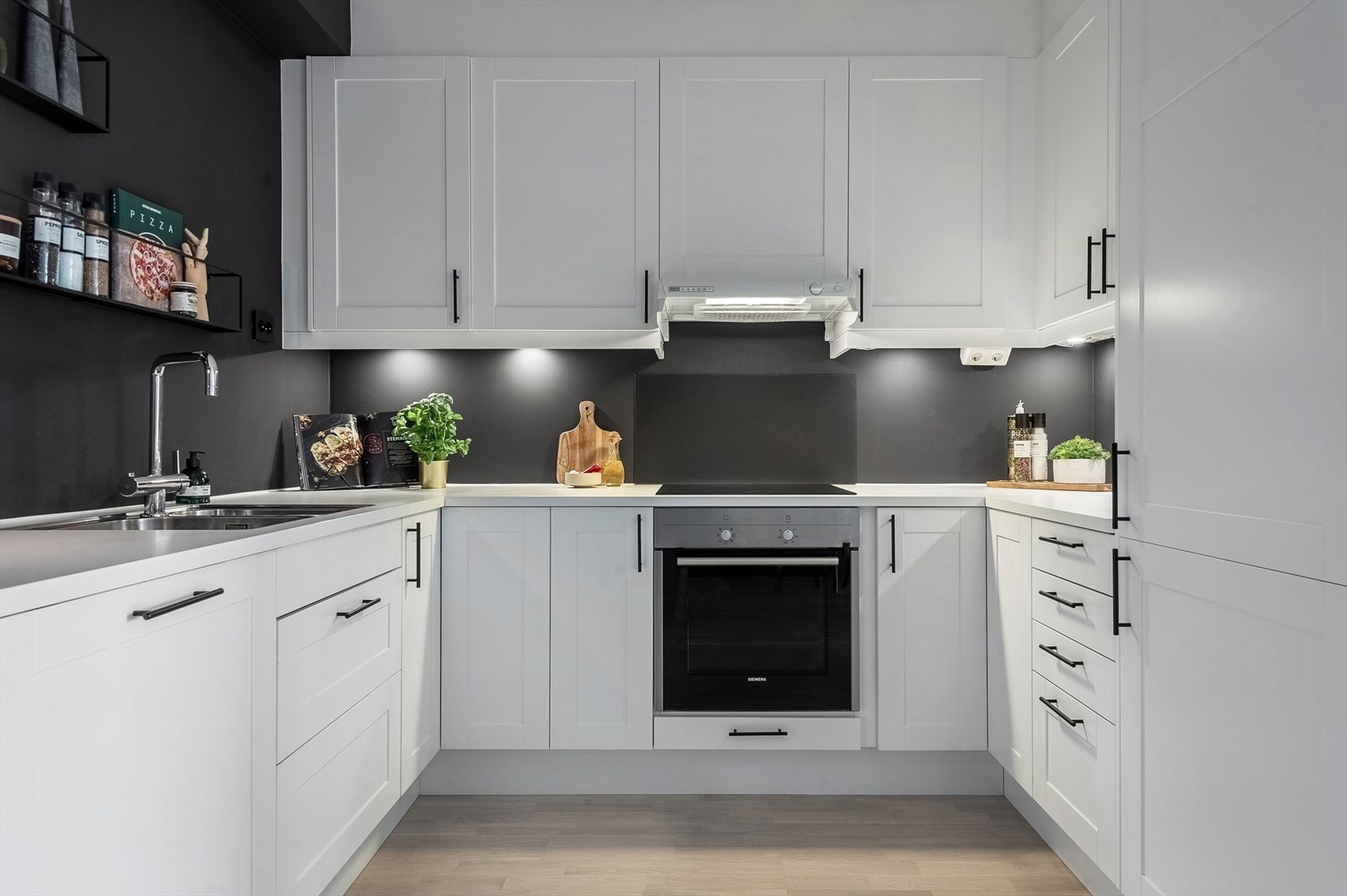 Marbodal-kjøkken fra 2018 med profilerte og lakkerte/overmalte MDF-fronter. Galleribilde