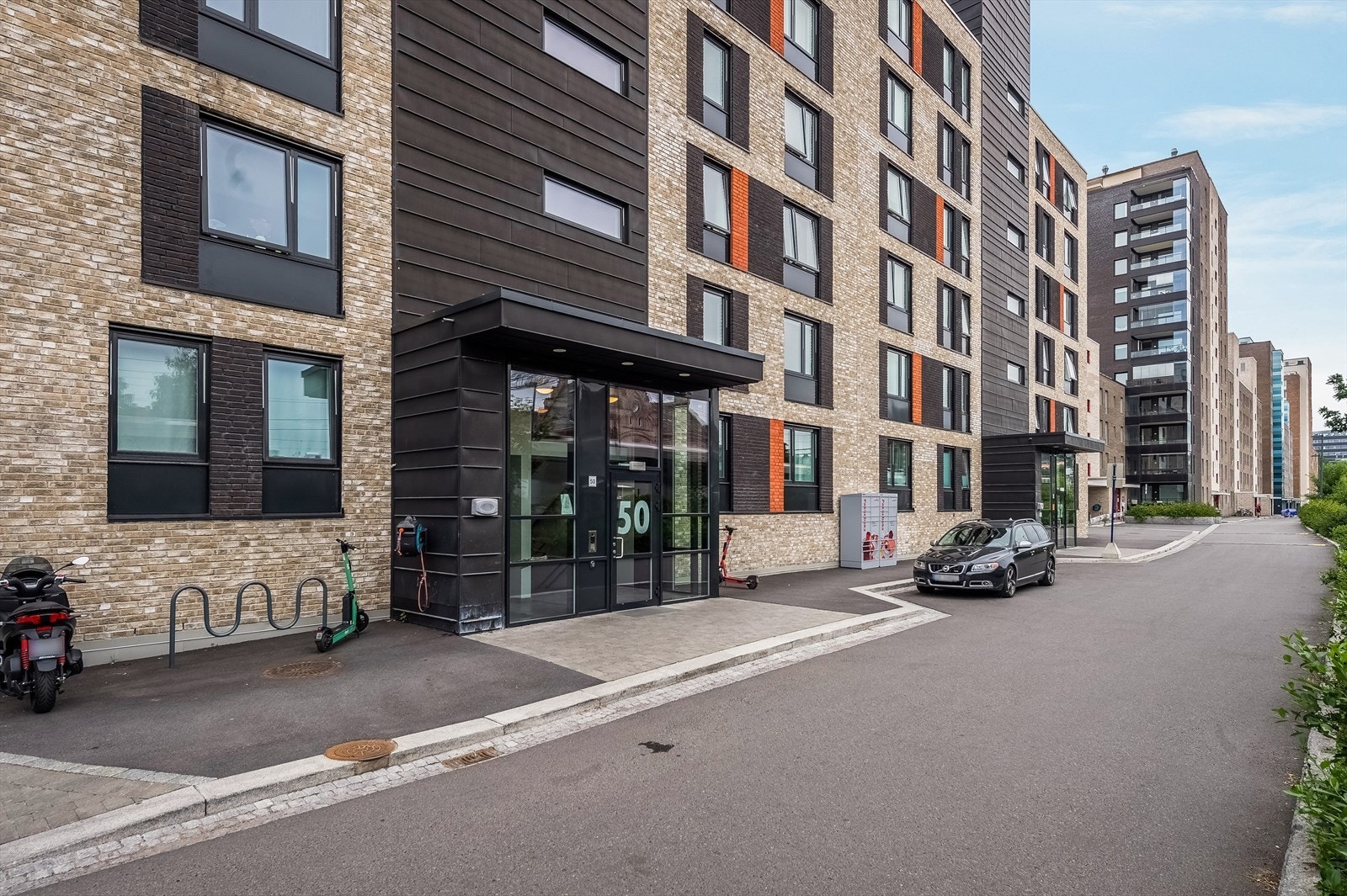 Leiligheten ligger i et meget populært og attraktivt område med kort vei til butikker, parker og kollektiv. Galleribilde