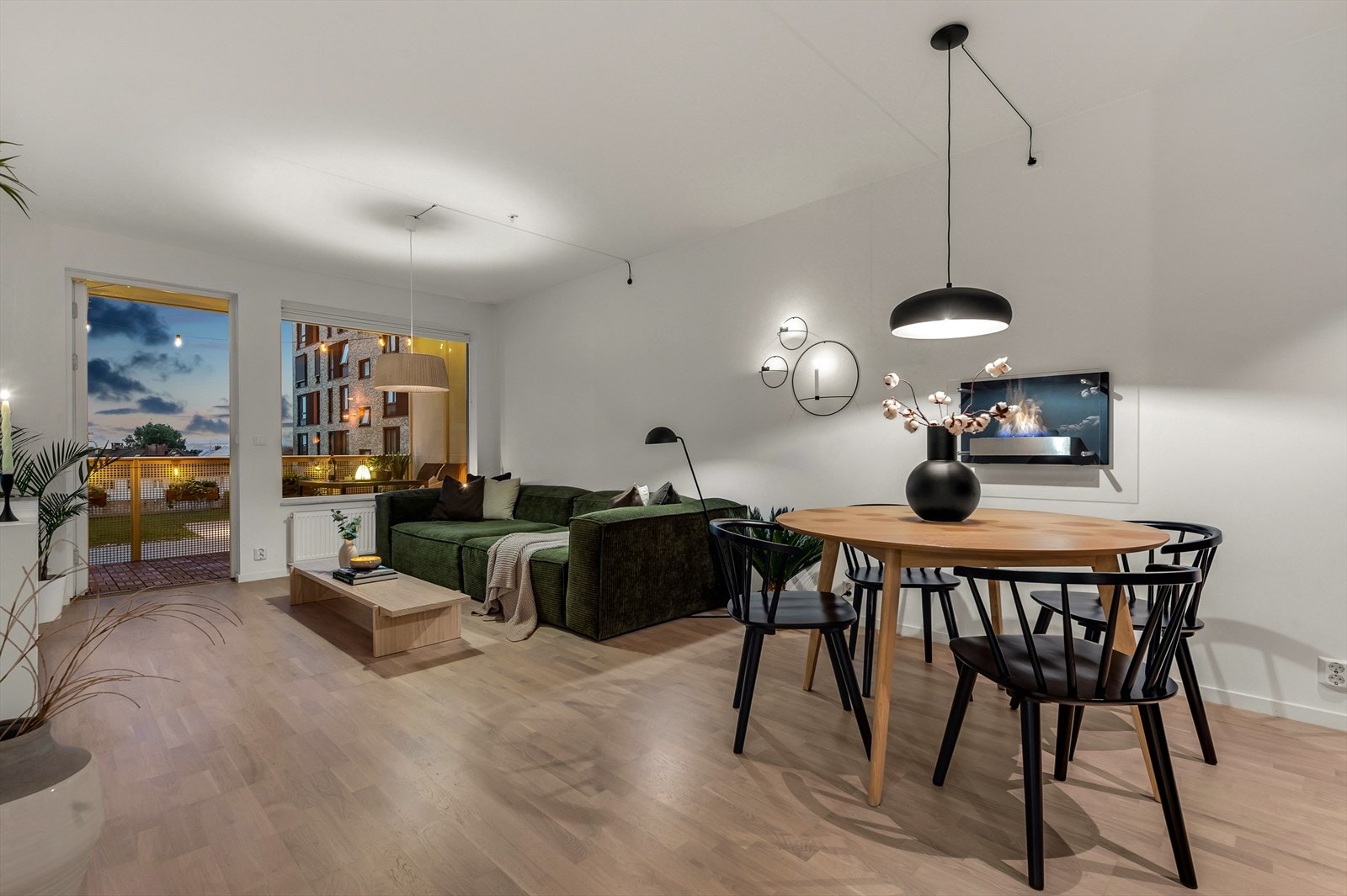 Stuen har god plass til både sofagruppe og spisebord. Galleribilde