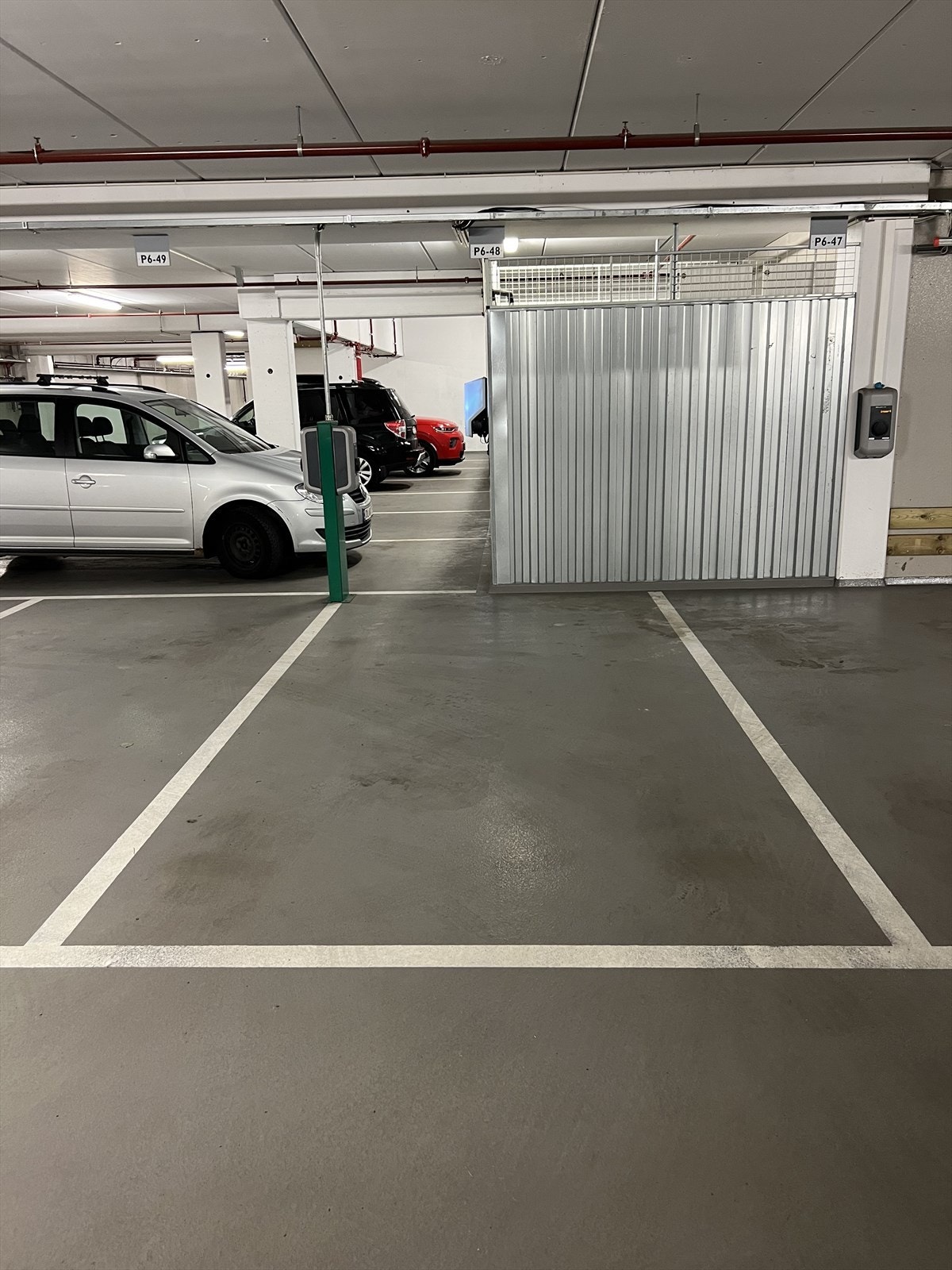 Selger eier én garasjeplass i felles oppvarmet garasjeanlegg med elbillader og heisadkomst. Denne kan kjøpes utenom for kr. 400.000,-. Galleribilde