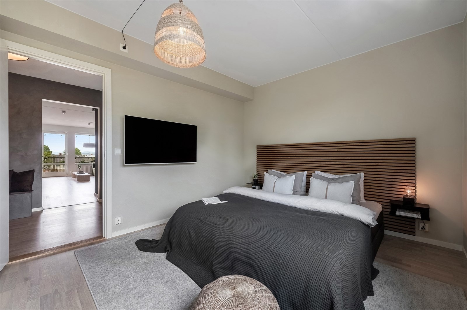 Lyst og luftig hovedsoverom med plass til dobbeltseng og tilhørende møblement. Galleribilde