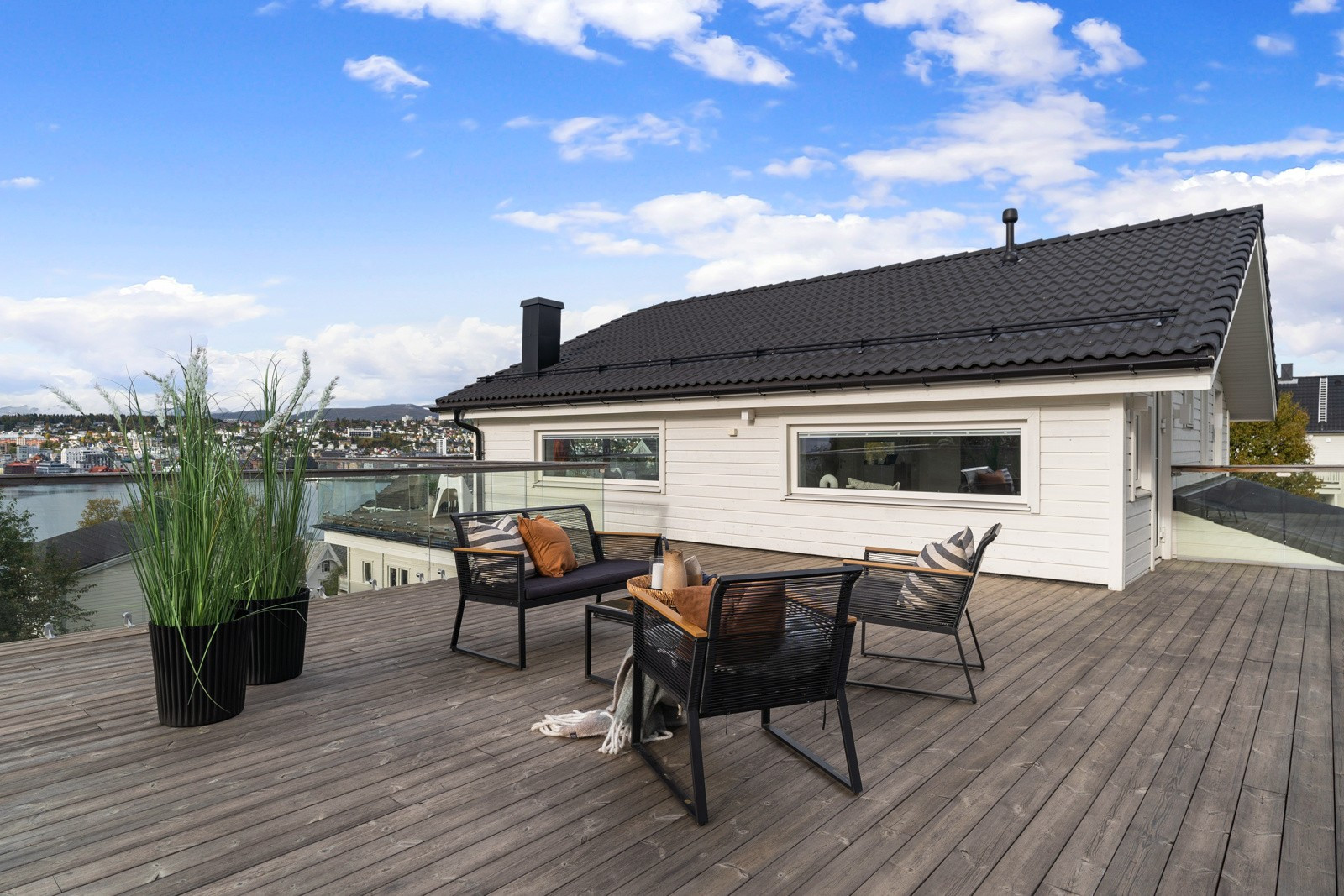 Fra stuen og TV-stuen er det adkomst til denne store verndaen som ligger over boligens garasje