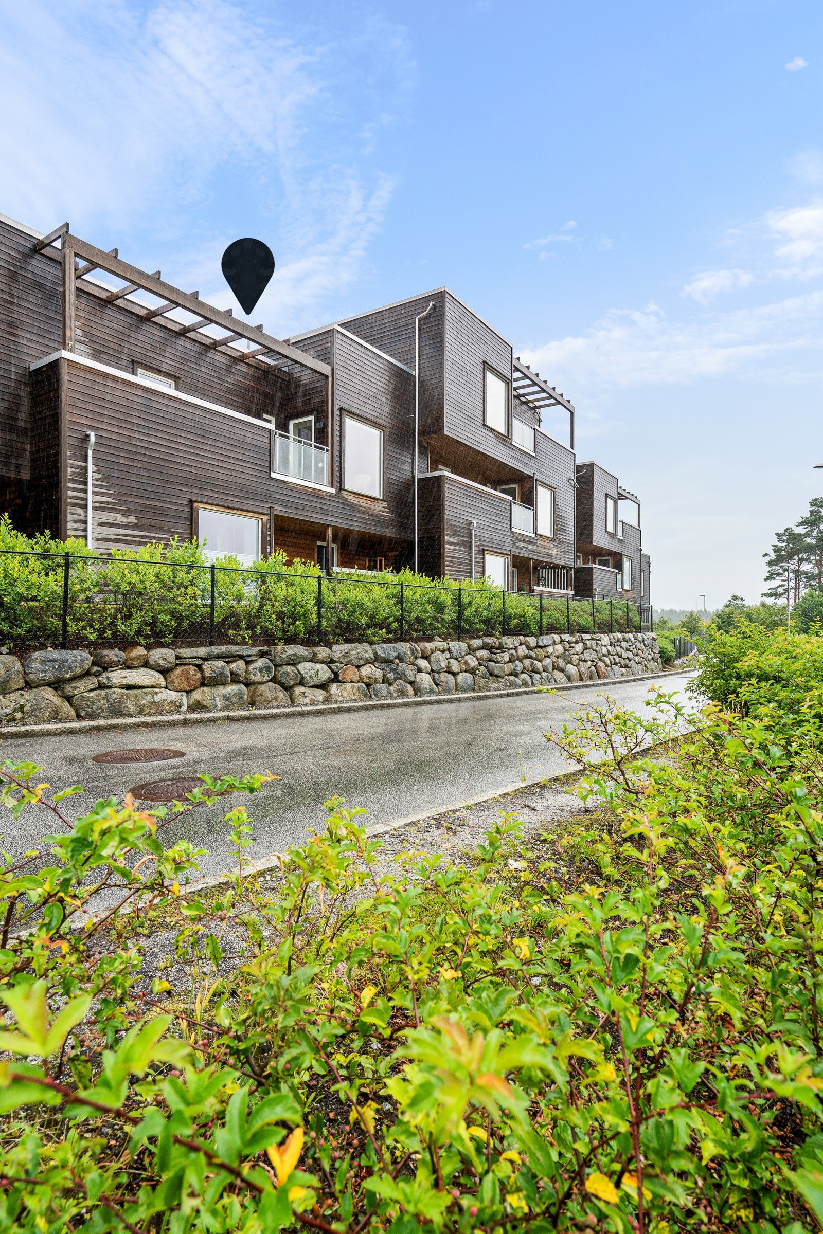 Fra leiligheten er det enkel adkomst til E-39 som gir kort vei enten man skal til Sandnes sentrum, Stavanger, Forus eller Ålgård. Galleribilde