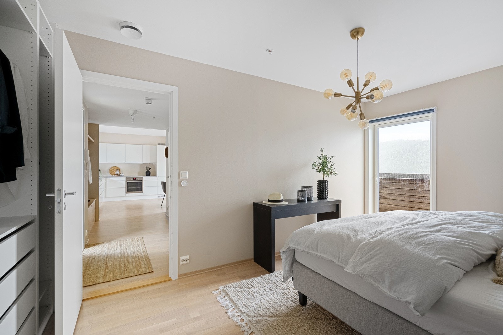 Soverommet er av god størrelse, med god plass til stor seng og oppbevaring i garderobeløsningen. Galleribilde