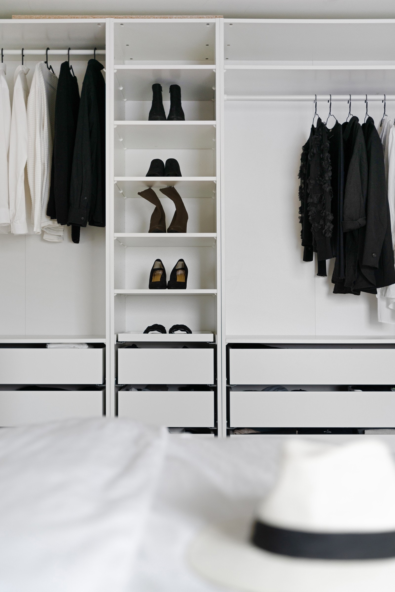 Rikelig med skapplass i Ikea pax-løsning. Galleribilde