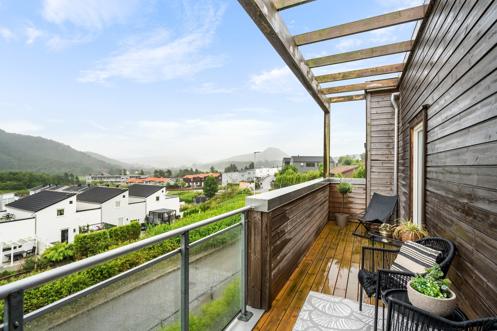 Lun terrasse med plass til sittegruppe. Galleribilde