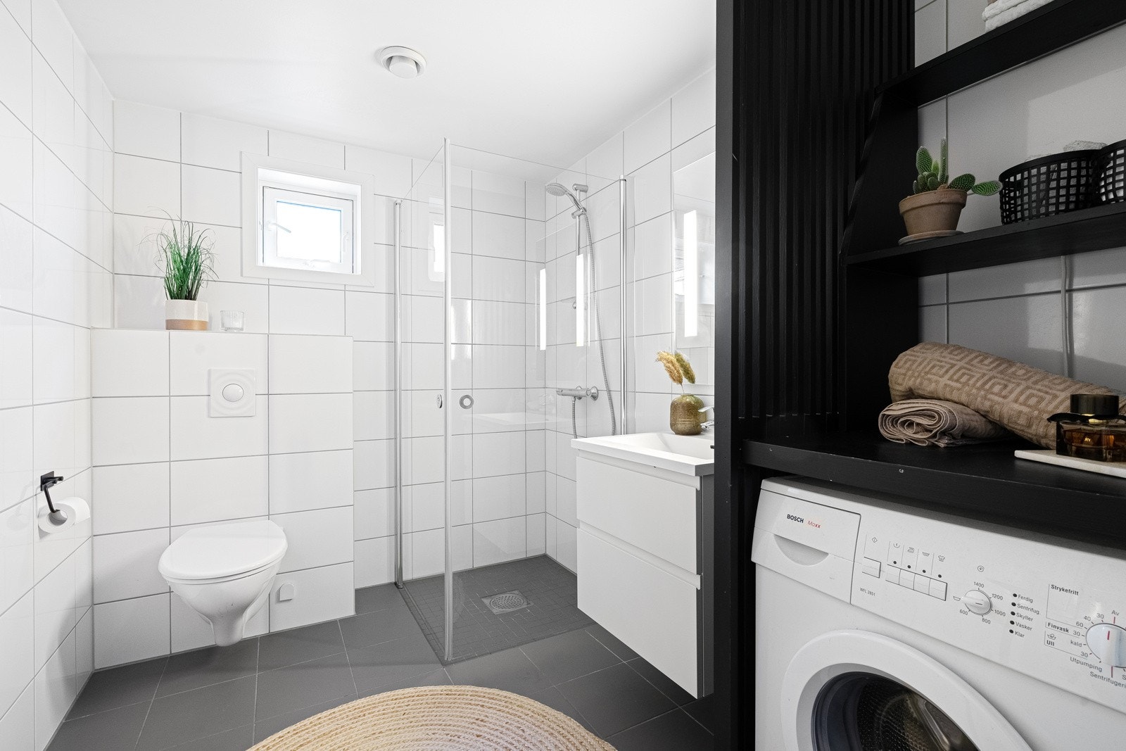 Helfliset baderom med praktisk og stilig oppbevaringsløsning i spiler. Galleribilde