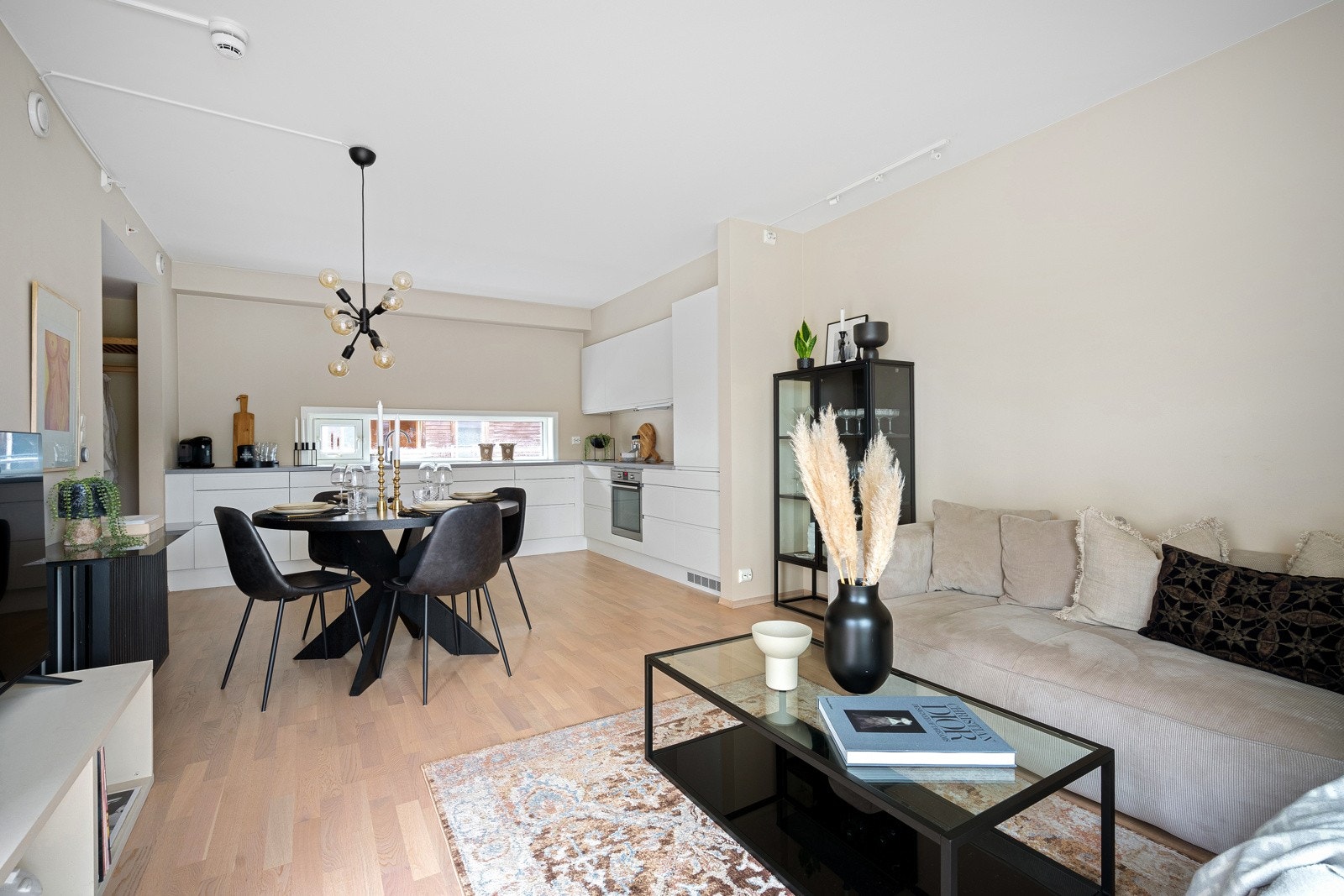 Stue med delikate malte overflater og gode møbleringsmuligheter. Galleribilde