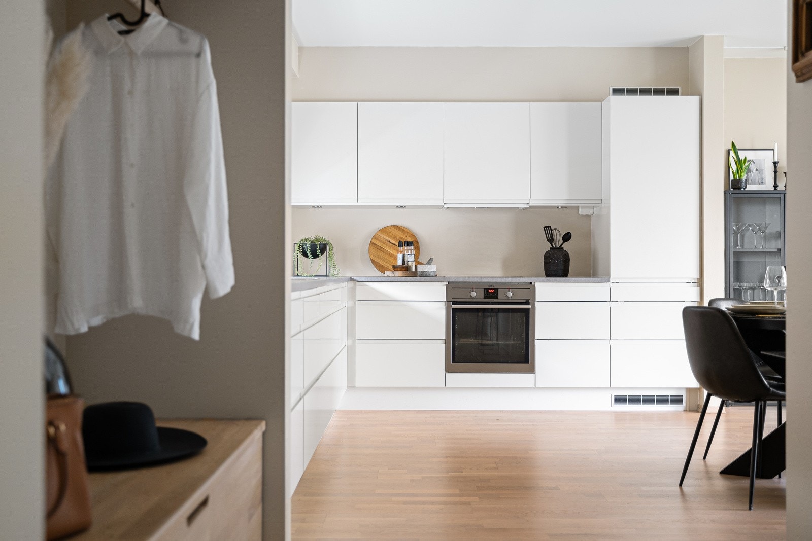 Praktisk kjøkkenløsning med god skap- og benkplass. Galleribilde