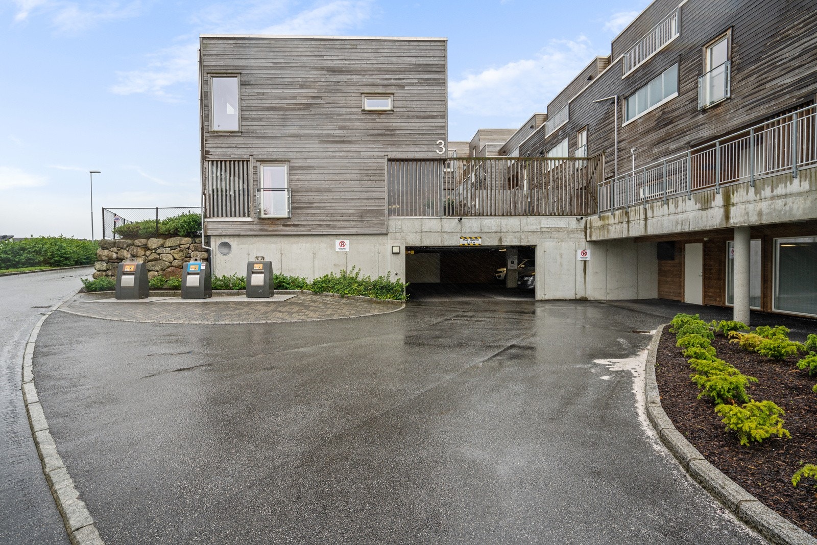 Egen parkering i lukket anlegg med elbil-lader og sportsbod. Galleribilde