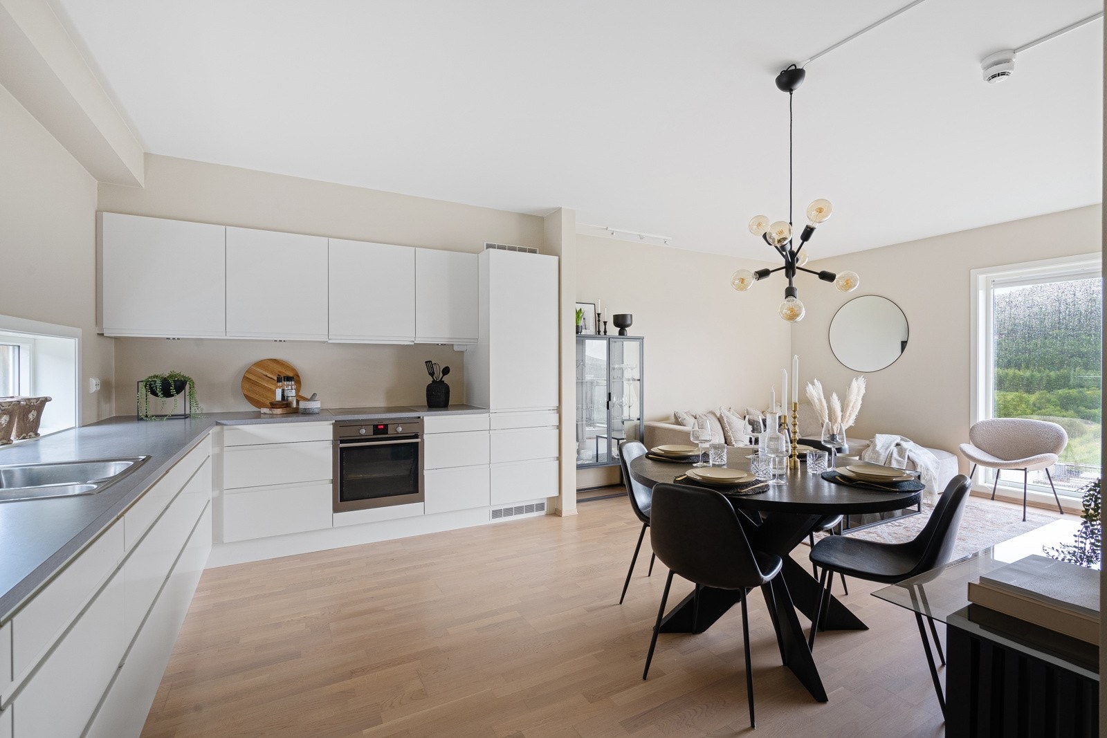 Stort kjøkken med rikelig skap- og benkeplass. Galleribilde