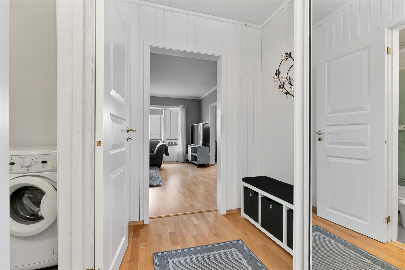 Gang med skyvedørsgarderobe. Galleribilde