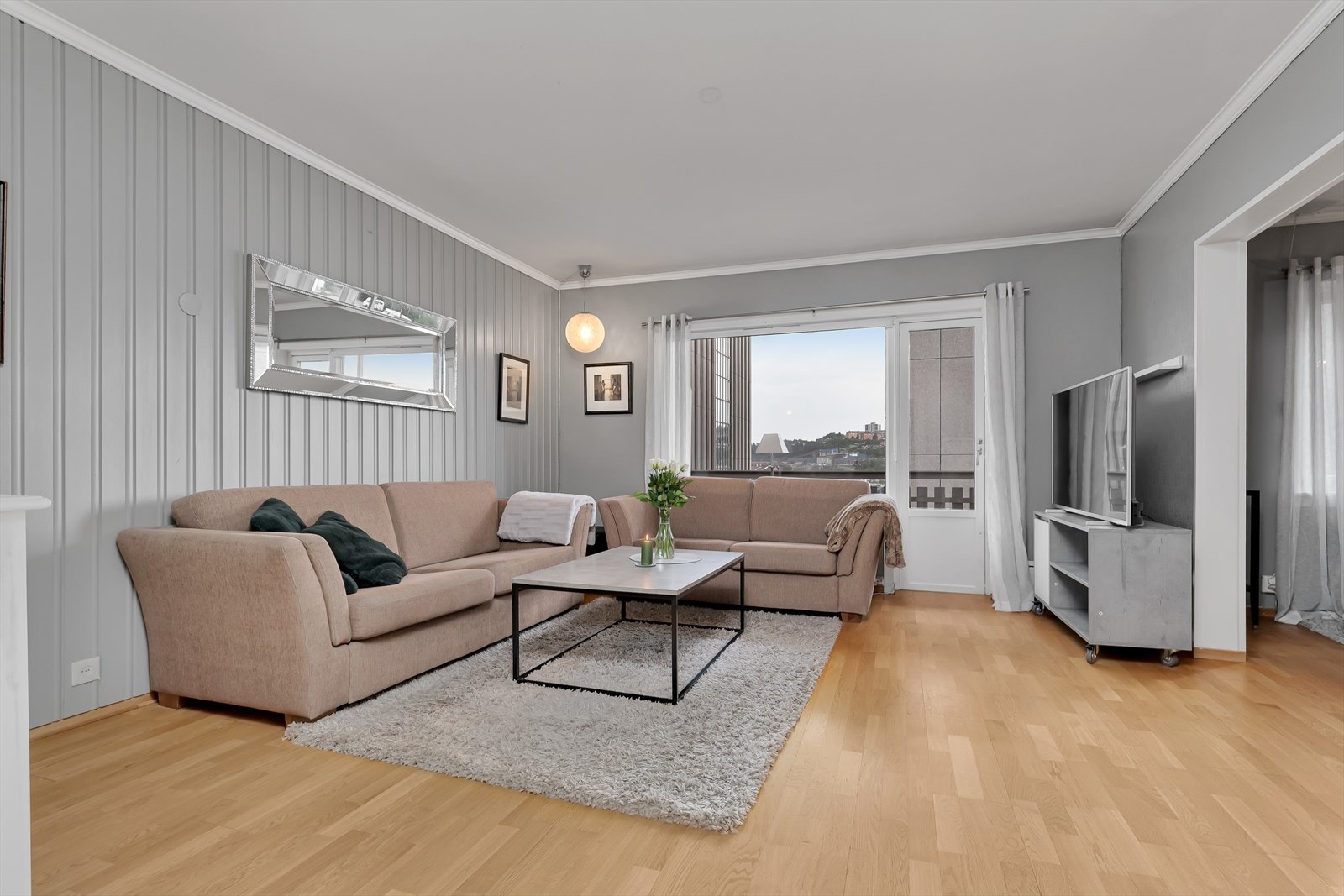 Imøtekommende stue med dør til veranda. Galleribilde