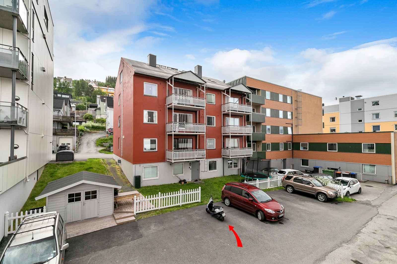 Beboere har parkering på tomt etter sedvane; her er plassen hvor nåværende eier har parkert. Galleribilde