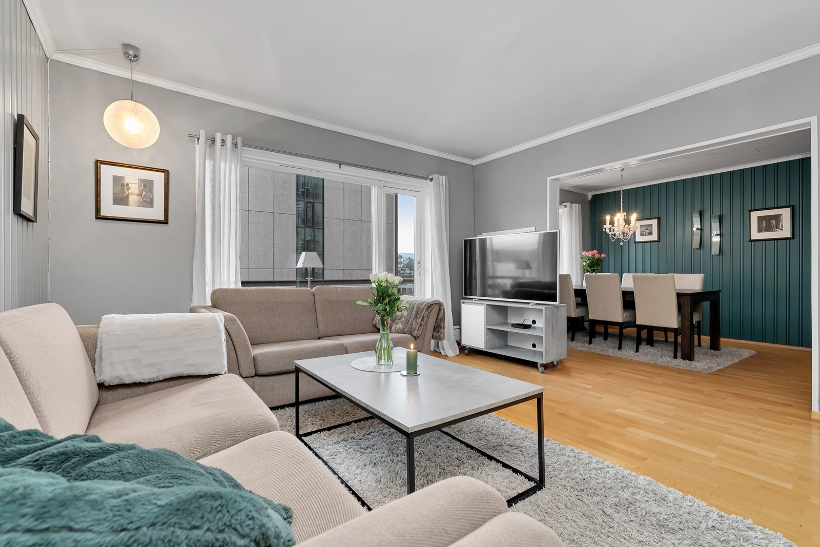 Stuen har lyse og moderne farger, samt godt med lysinnslipp. Galleribilde