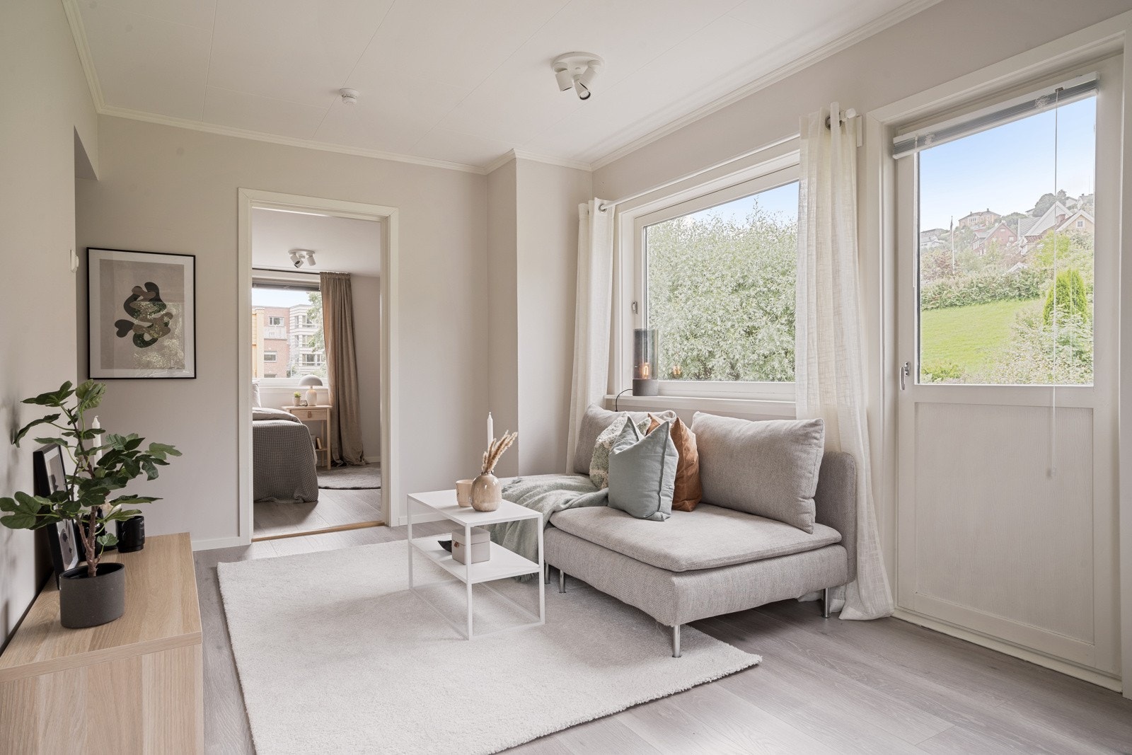 Stuen er vendt mot en stille blindvei, skjermet for sjenerende trafikkstøy Galleribilde