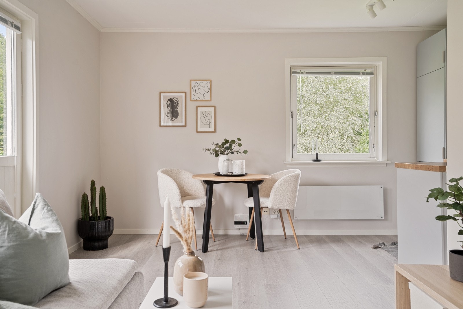 Den romslige planløsningen åpner for flere ulike møbleringsmuligheter og sittegrupper Galleribilde