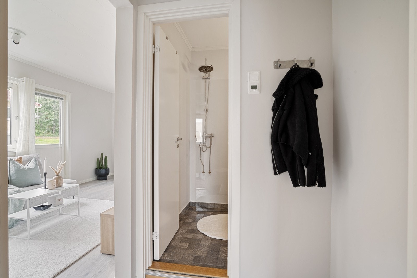 Leiligheten ligger i andre etasje og har adkomst fra felles trappegang Galleribilde