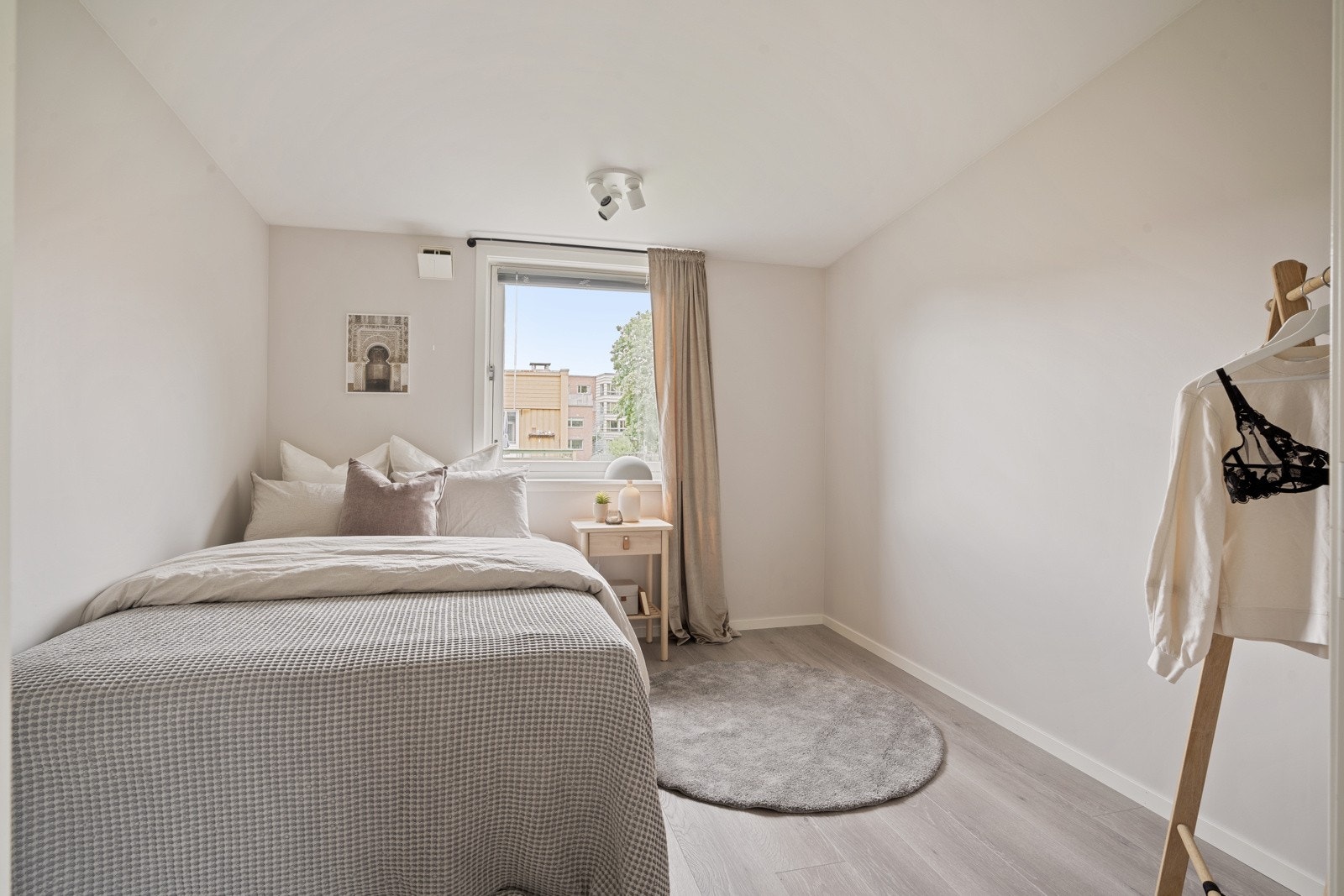 Soverommet er av romslig størrelse på ca. 10 m² med god plass til dobbeltseng og ønsket garderobeløsning Galleribilde