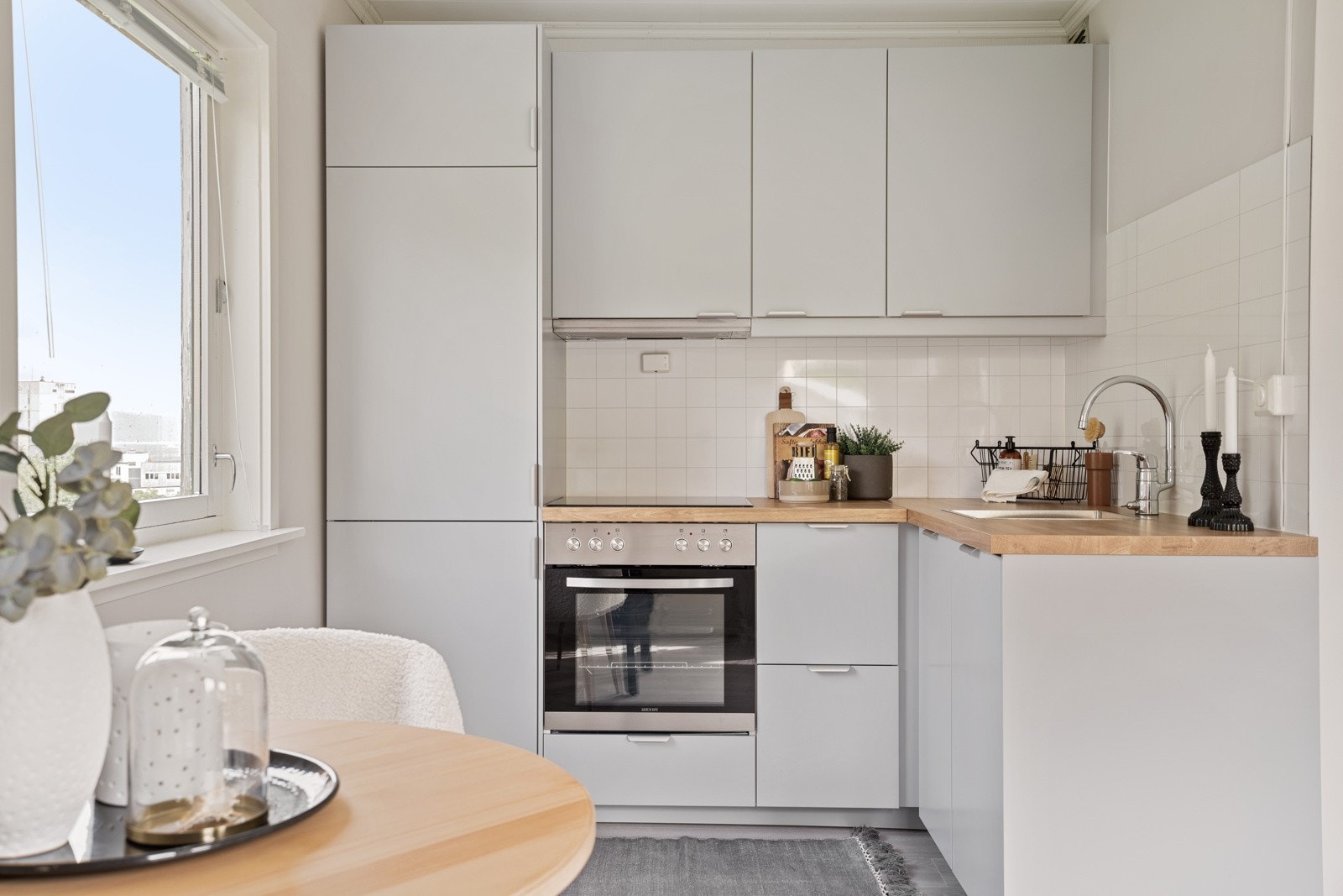 Kjøkkenet nyter en praktisk utforming for ekstra god skap- og benkeplass og er utstyrt med integrerte hvitevarer som kjøl/fryseskap, stekeovn, platetopp, oppvaskmaskin og ventilator Galleribilde