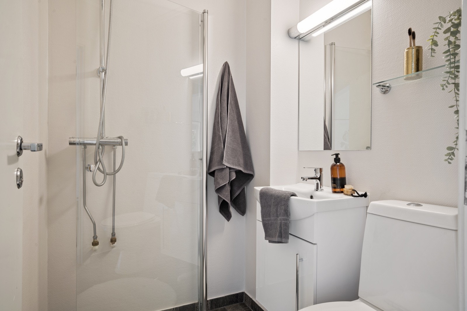 Badet er også fra 2020 og er utstyrt med dusjhjørne med innfellbar glassdør og varmekabler i gulv Galleribilde