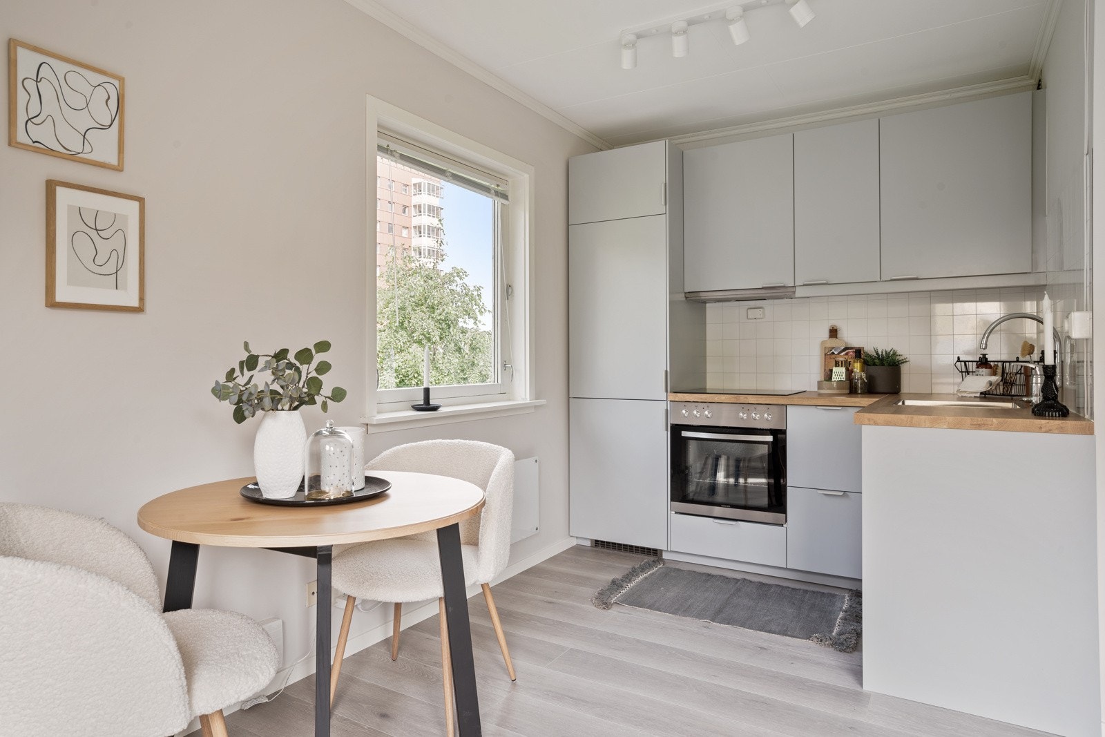 Stilrent hjørnekjøkken med moderne innredning fra 2020 Galleribilde