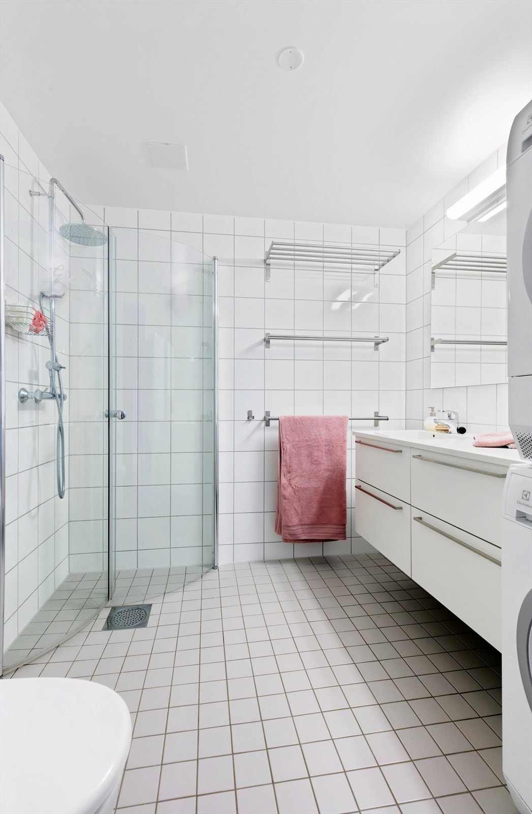 Hvitt, flislagt baderom med varmekabler i gulvet. Galleribilde