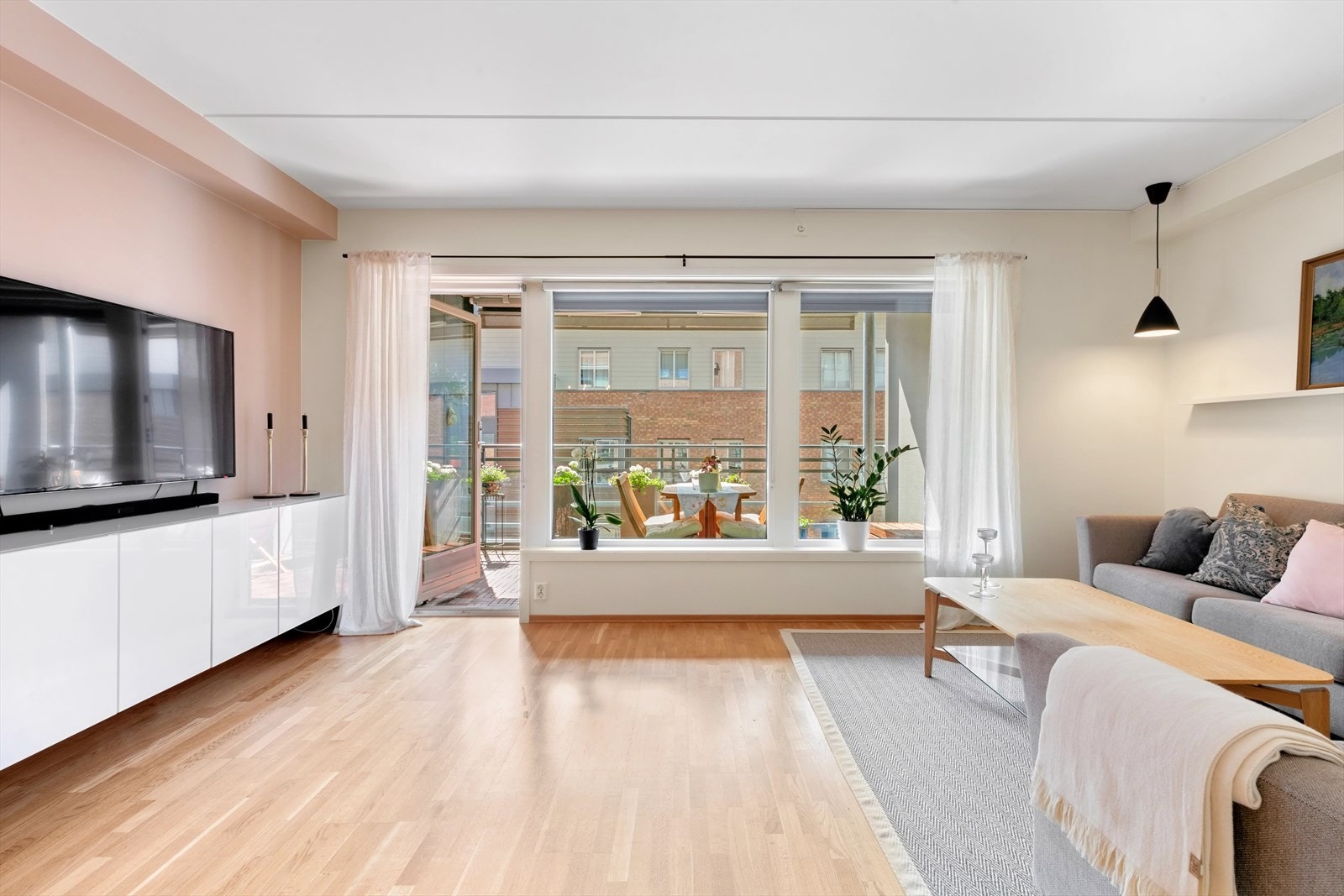 Legg merke til de store vindusflatene som sørger for godt med naturlig lys. Galleribilde