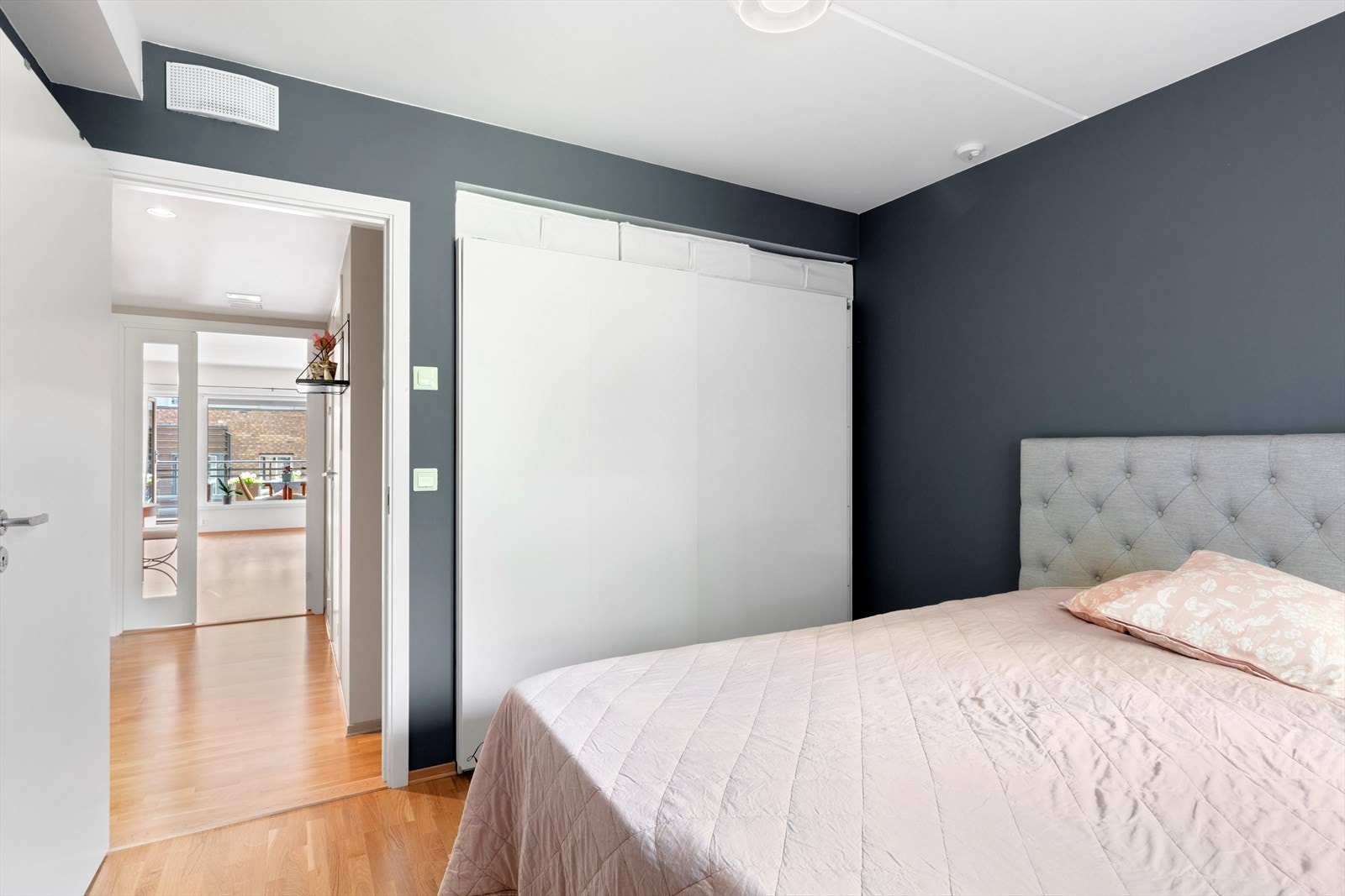 Soverommet har også stor garderobe. Galleribilde