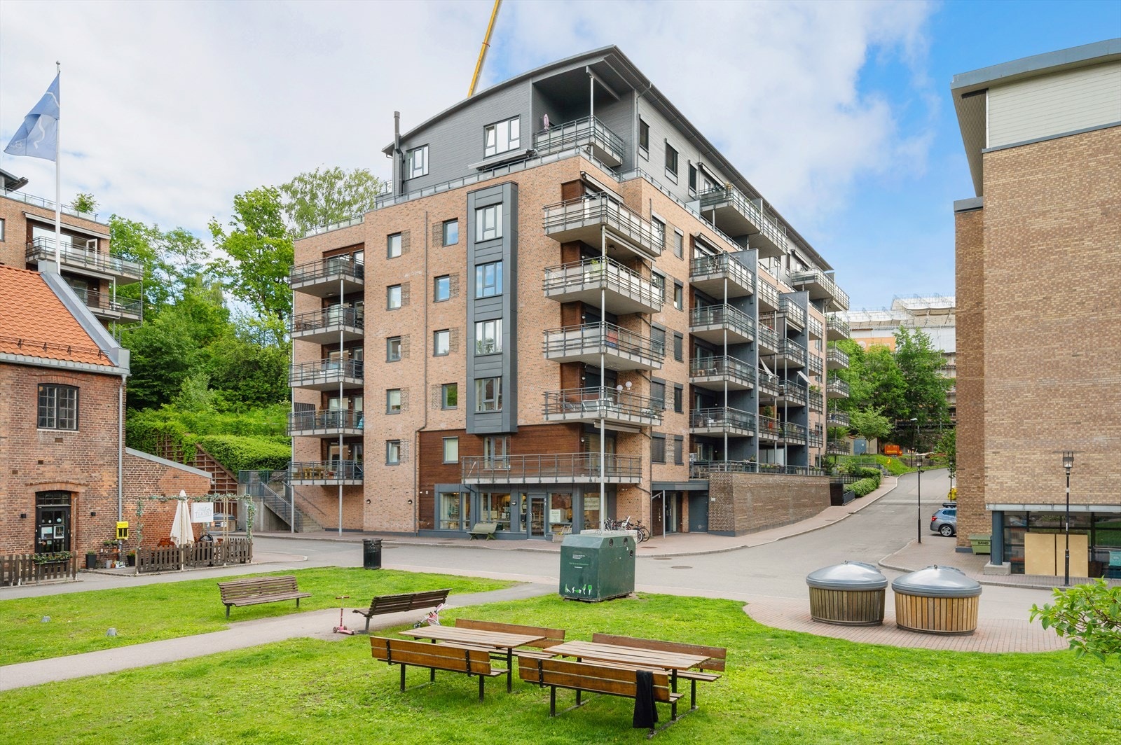 Flotte fellesområder med parkmessig beplantning, flere lekeplasser og sittegrupper. Galleribilde