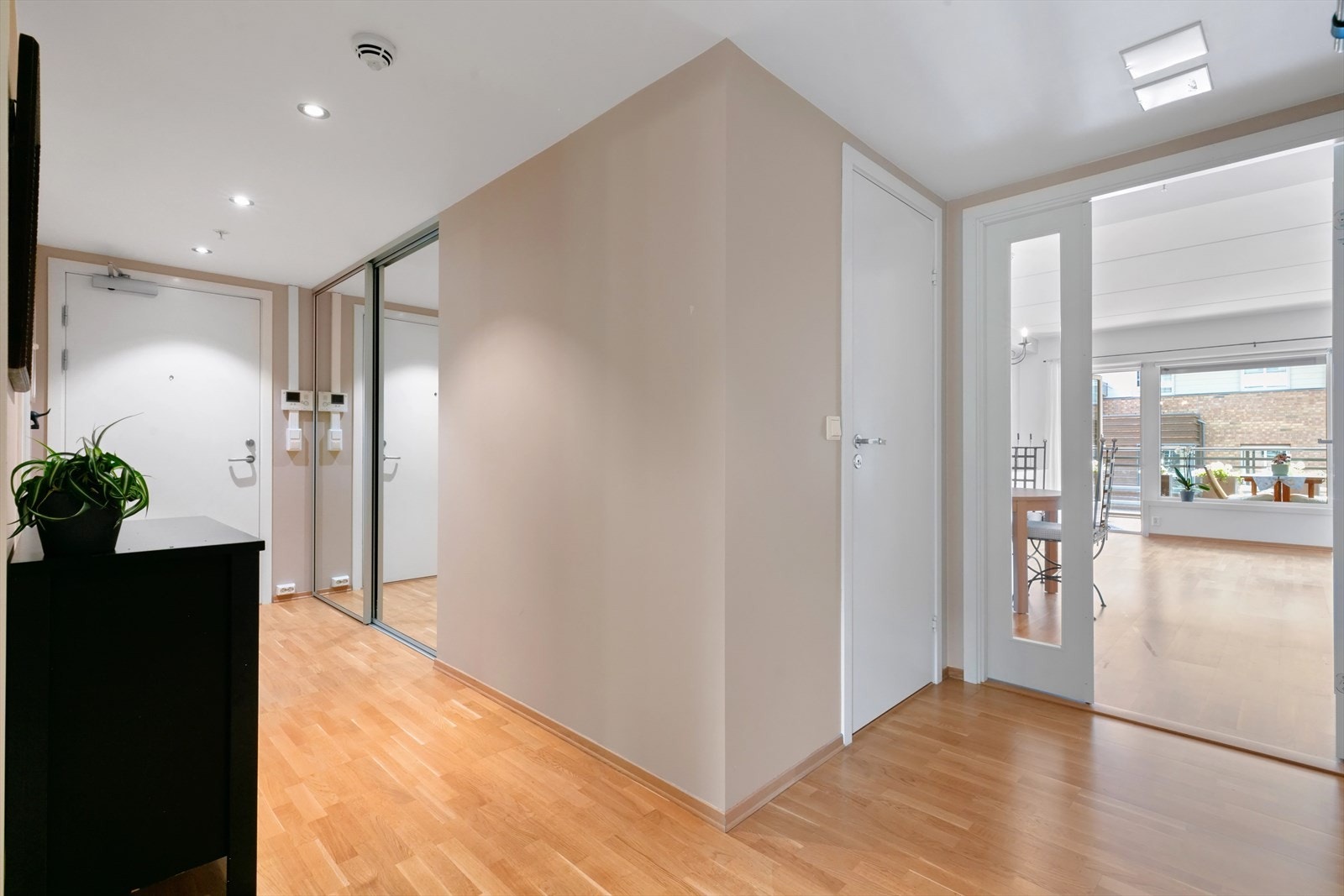 Entreen har også god belysing fra downlights i himlingen. Galleribilde