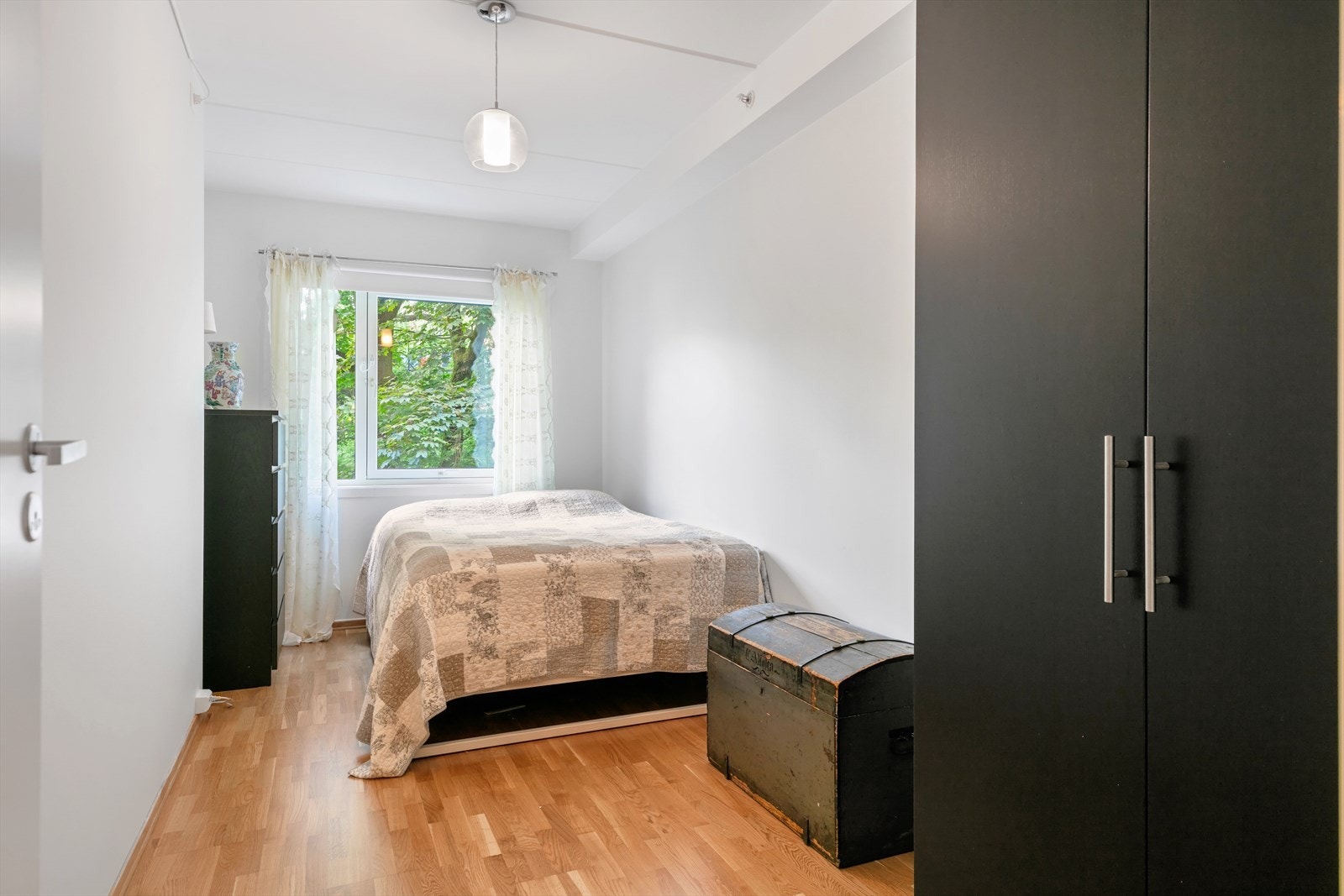 Soverom 3 er også av god størrelse med plass til både seng, kommode og garderobeskap. Galleribilde