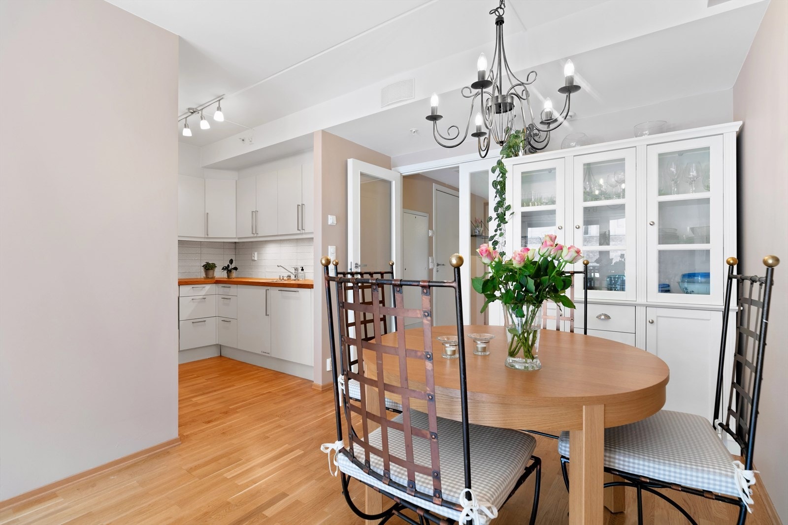 Kjøkkenet ligger naturlig adskilt fra stue- og spisestuen. Galleribilde