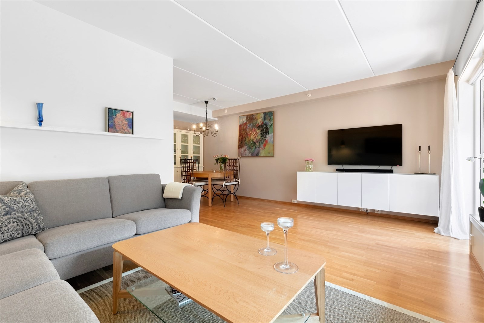 Leiligheten har moderne kvaliteter som behagelig vannbåren gulvvarme og balansert ventilasjon for et godt inneklima. Galleribilde