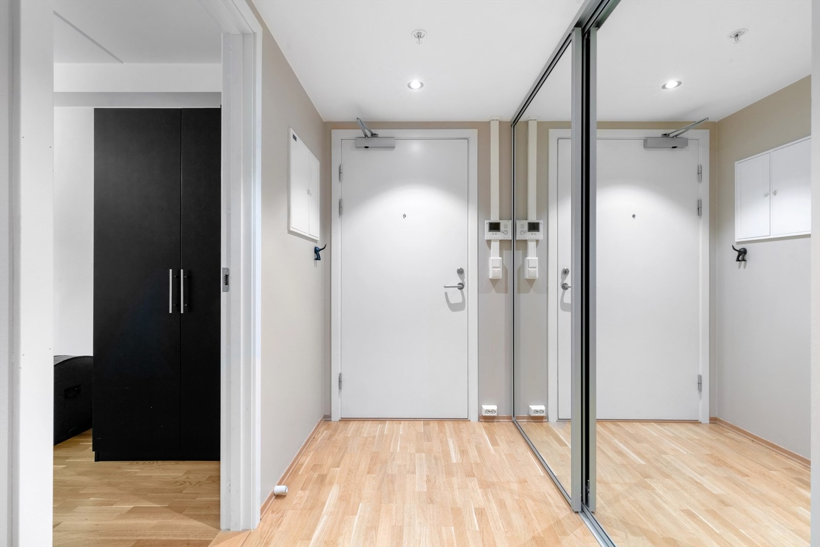 Den lyse og romslige entreen sørger for rikelig med oppbevaringsplass i den store skyvedørsgarderoben. Galleribilde