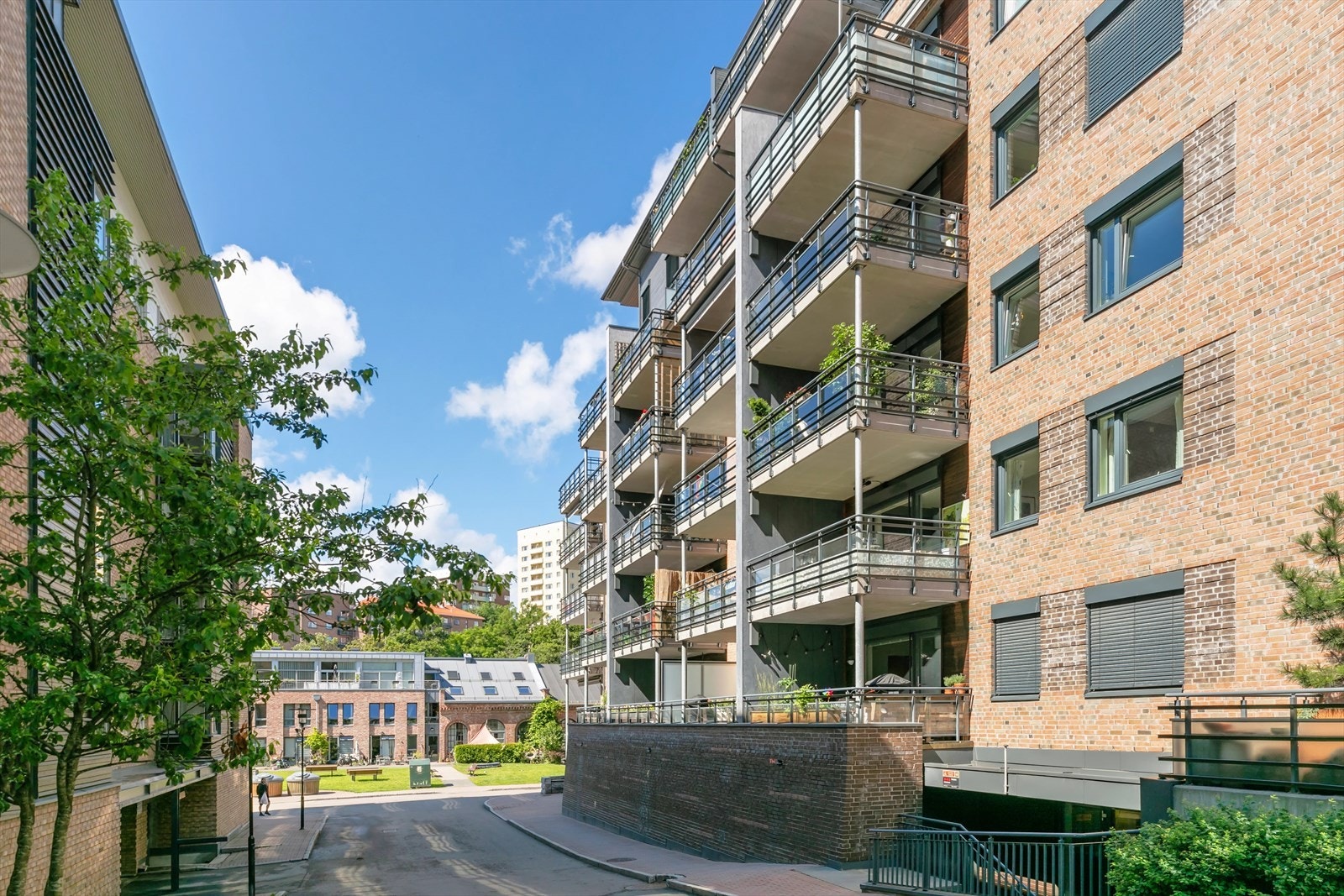 Bruksrett til garasjeplass i felles underjordisk garasjeanlegg følger seksjonen. Adkomst fra leiligheten via heis. I garasjen er det infrastruktur for etablering av ladepunkt for el-bil. Galleribilde