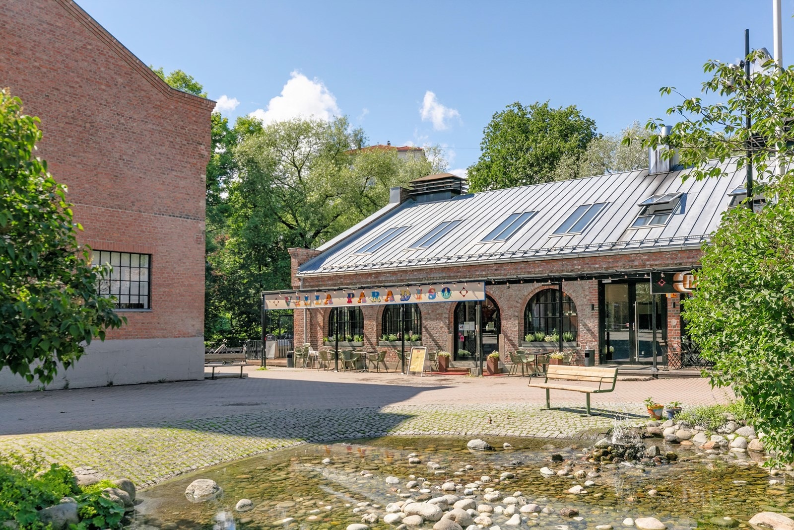 Kort vei til spisesteder som blant annet den italienske restauranten Villa Paradiso, som blant annet byr på fantastisk pizza. Galleribilde