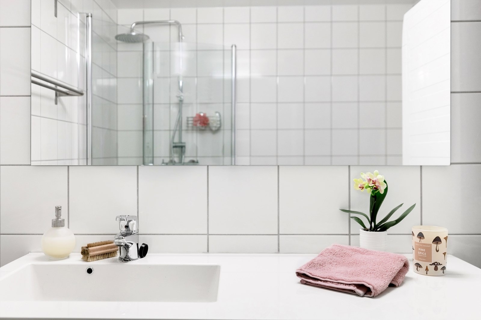 Servant med speil og belysning. Galleribilde